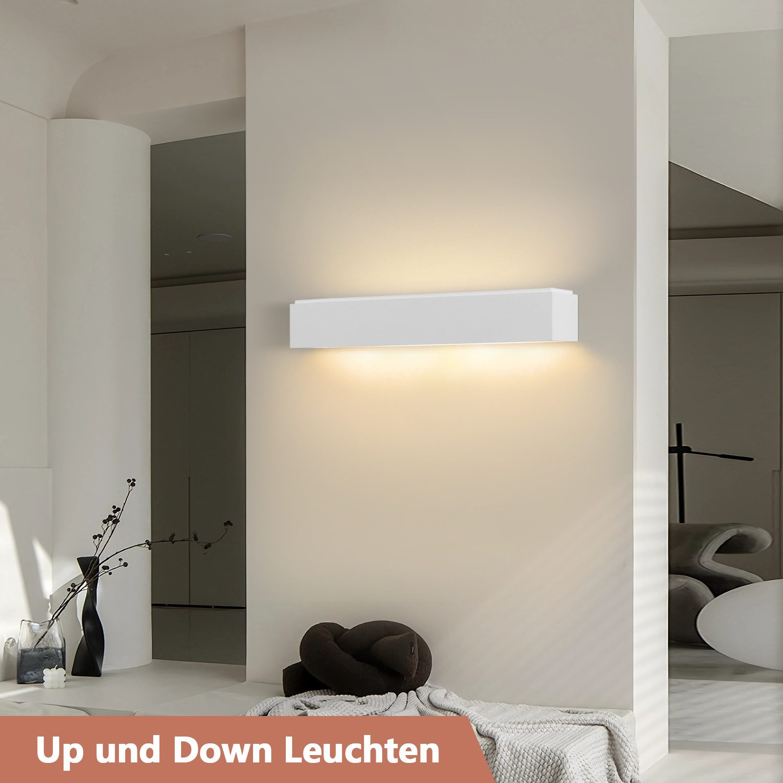 Un apparecchio di illuminazione rettangolare bianco su un muro, che emette luce. Il testo dice 'Luci Up and Down'.