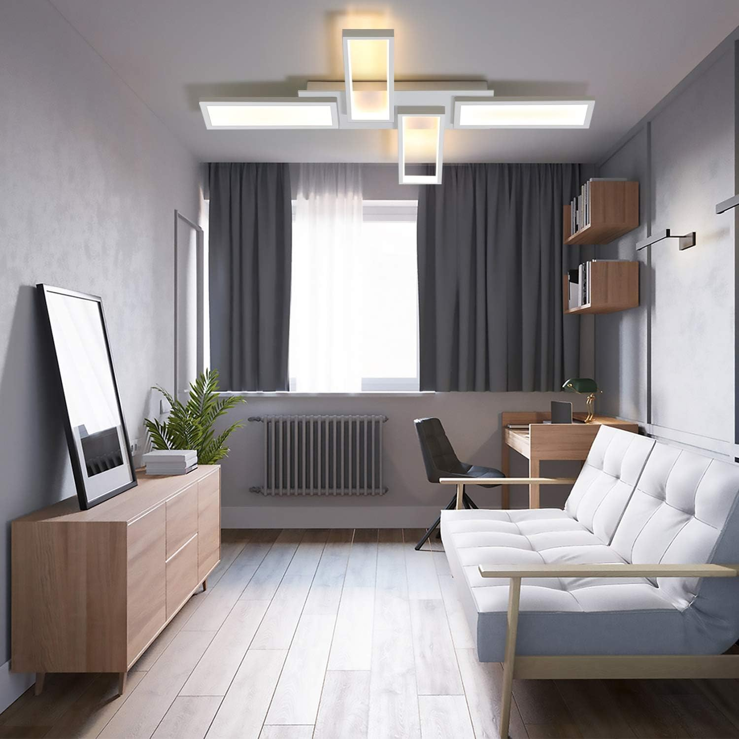 Soggiorno con lampada da soffitto moderna, divano bianco e mobili in legno. È visibile una grande finestra.