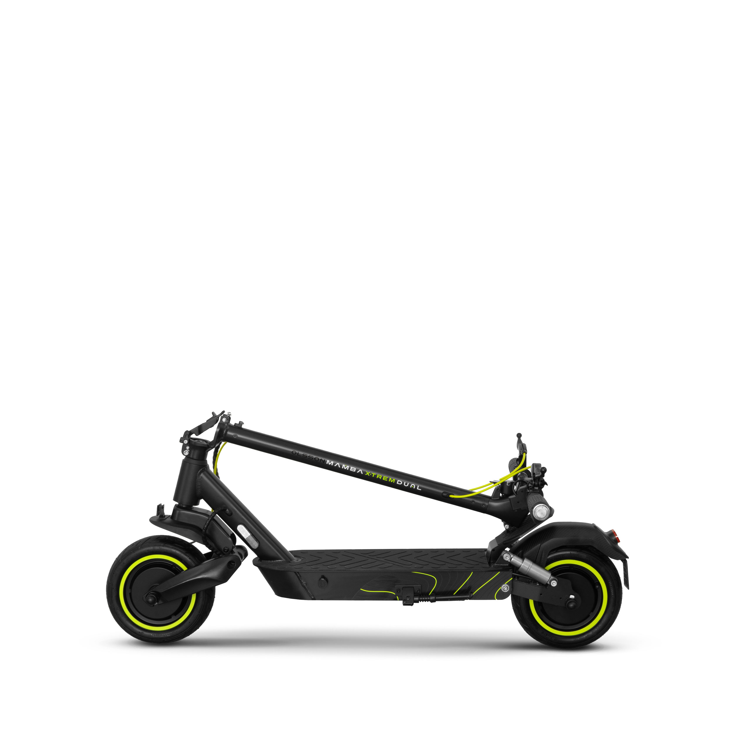Un scooter eléctrico negro con detalles verdes, aislado sobre un fondo blanco.