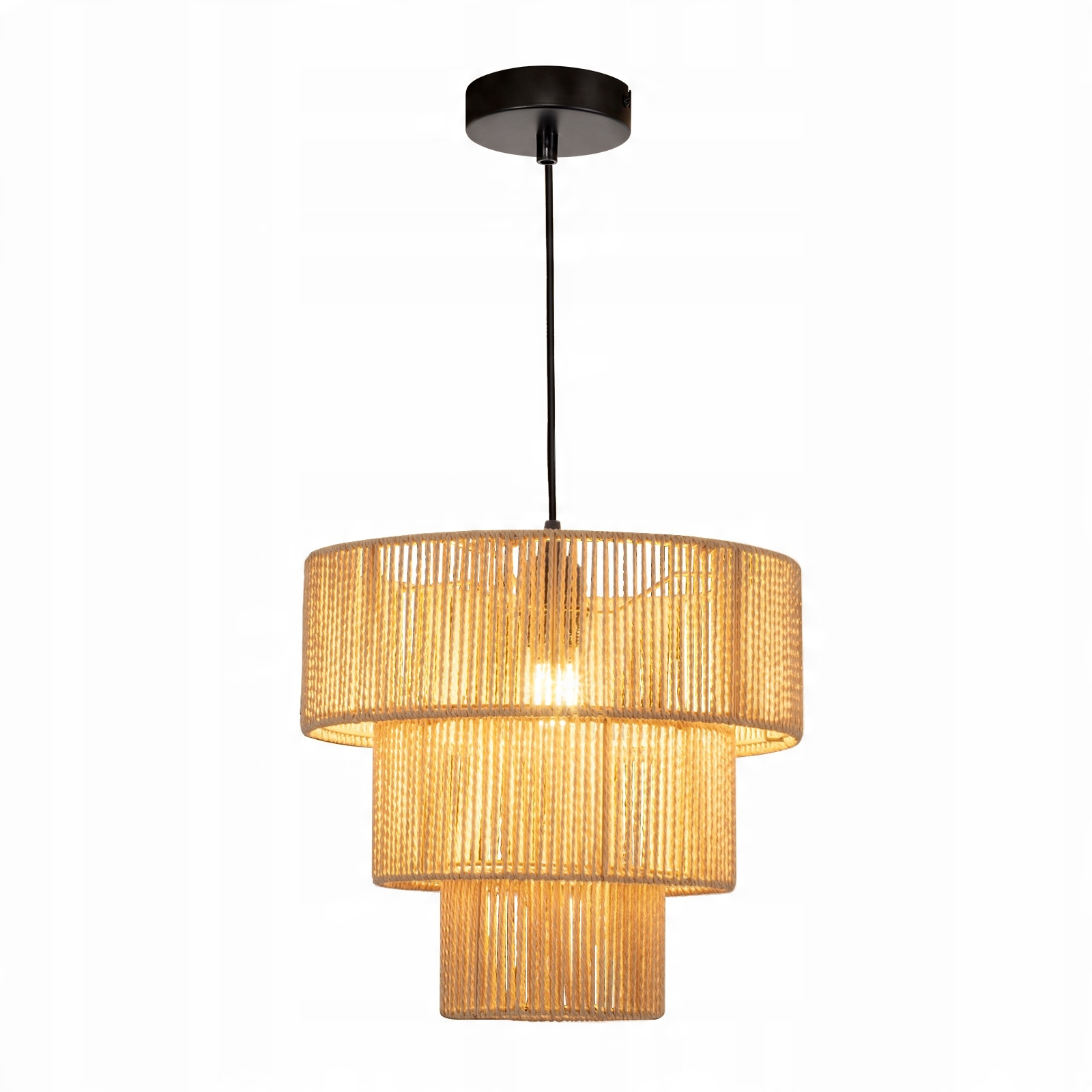 Una lampada a sospensione a tre livelli con un design in corda intrecciata e una lampadina accesa all'interno.