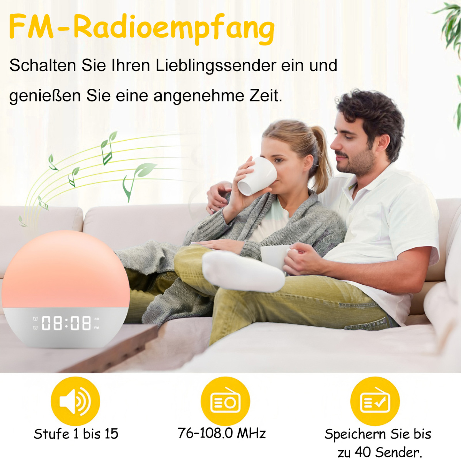 Ein Paar auf einem Sofa mit einem Wecker und schwebenden Noten.