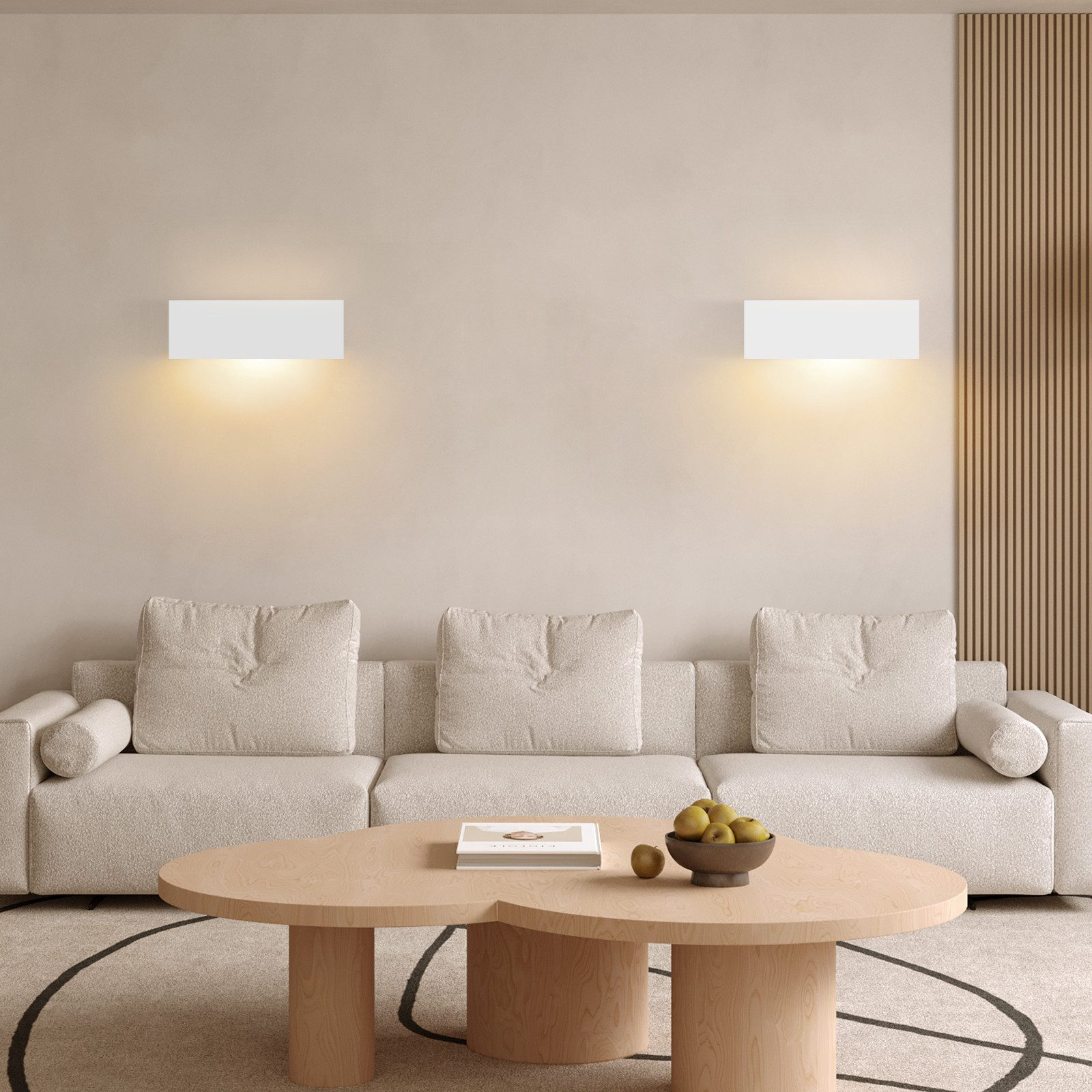 Un soggiorno moderno con divano, tavolino e luci a parete. L'illuminazione è soffice e calda.