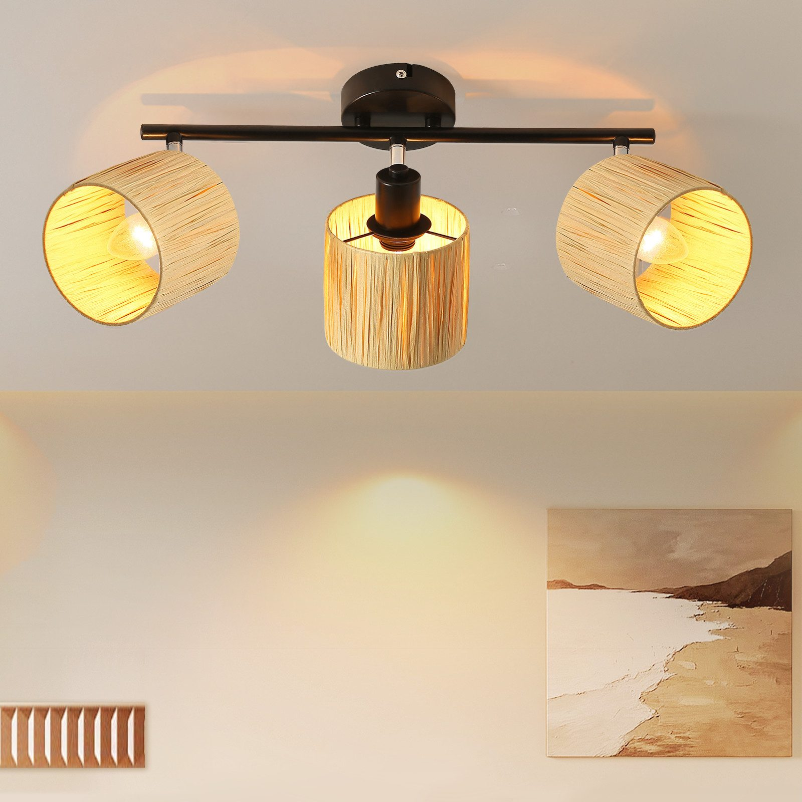 Una lampada da soffitto con tre paralumi, contro un muro con un dipinto e un soffitto bianco.