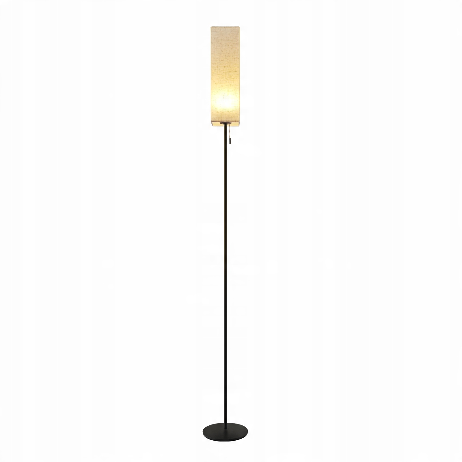 Lampada da terra alta e sottile con un paralume rettangolare. La base è rotonda e la lampada è accesa.