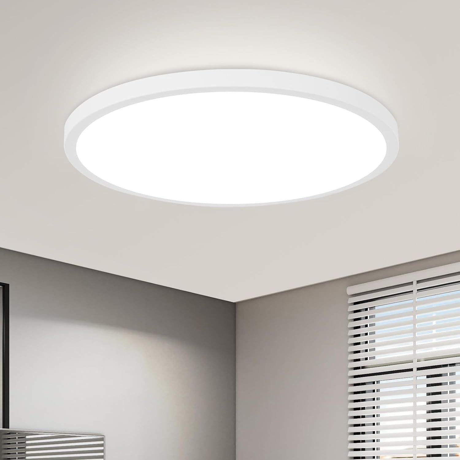 Una plafoniera bianca in una stanza con soffitto bianco, pareti grigie e una finestra con persiane.