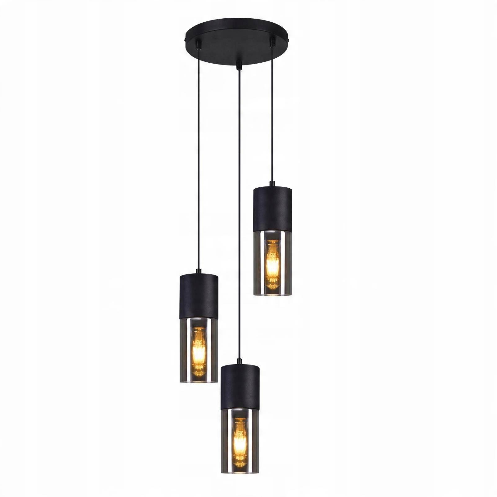 Una lampada a sospensione con tre paralumi cilindrici neri, ciascuno contenente una lampadina visibile, appesa su uno sfondo bianco.