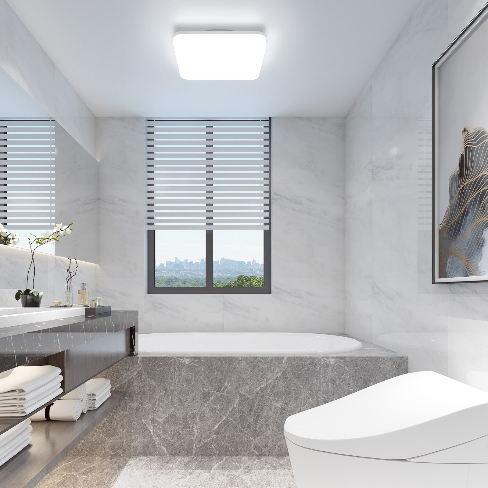 Bagno moderno con vasca e wc bianchi. Finestra con persiane e una grande opera d'arte decorativa.