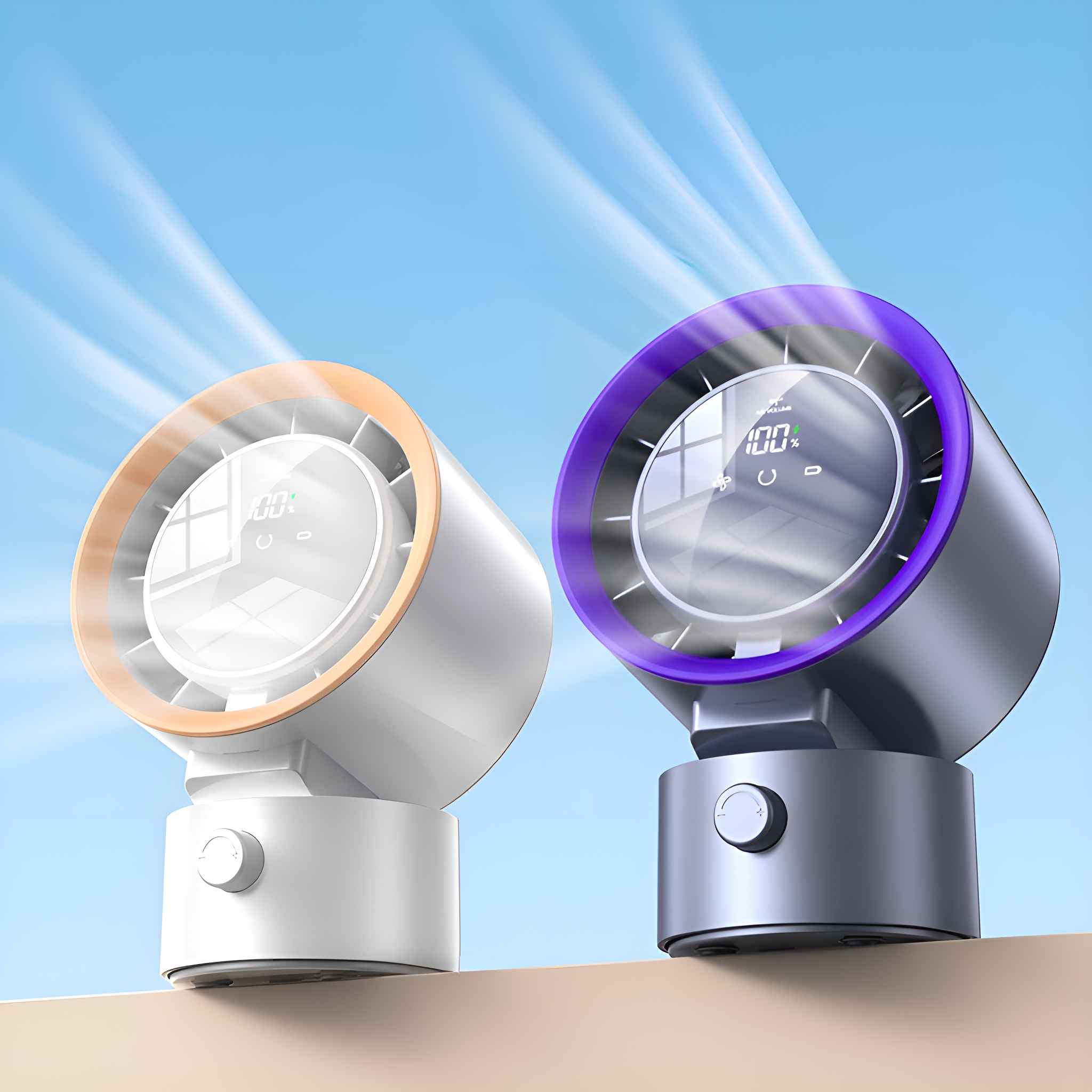 Zwei Ventilatoren, einer orange und einer violett, stehen auf einer Oberfläche vor blauem Himmel und zeigen den Luftstrom.