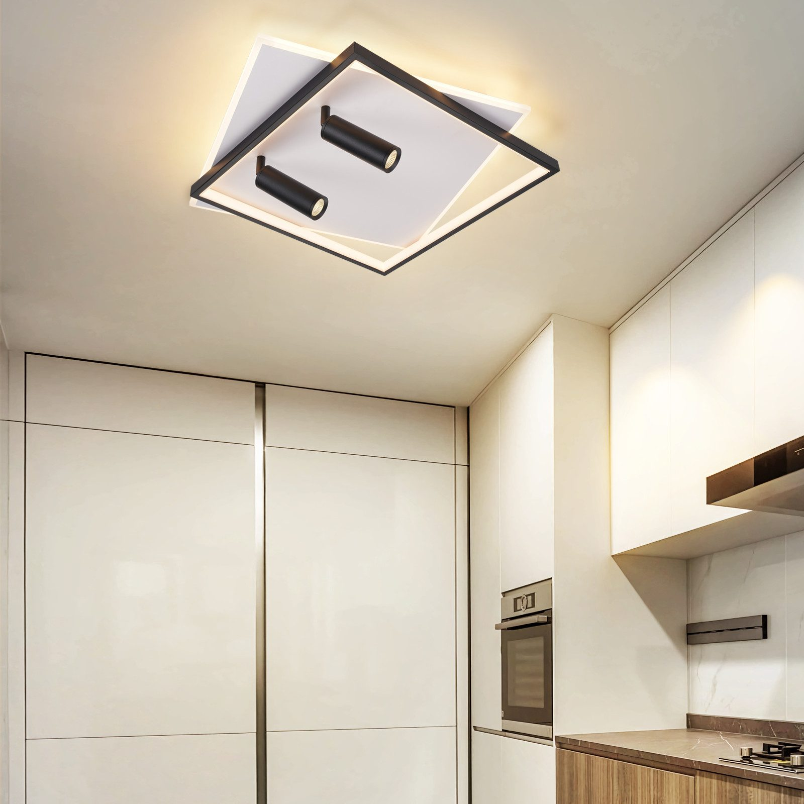 Una plafoniera a LED quadrata con due faretti è montata in una cucina moderna.