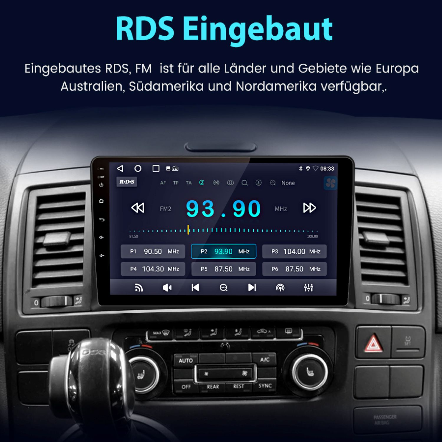 Autoradio, das einen RDS-FM-Radiobildschirm mit Frequenz- und Senderinformationen auf einem Fahrzeug-Armaturenbrett anzeigt.