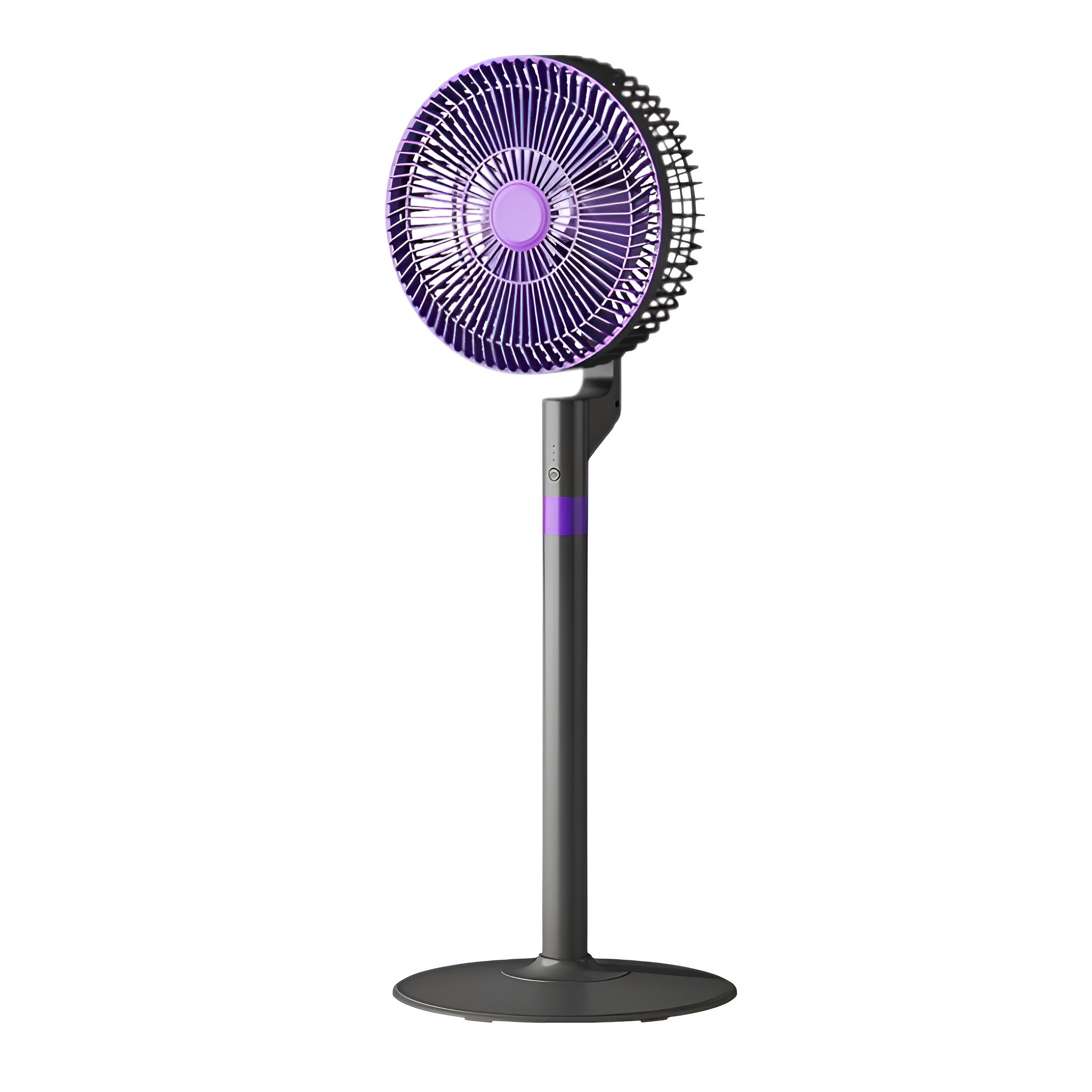 Das Bild zeigt einen grauen und lila Standventilator auf einem weißen Hintergrund.