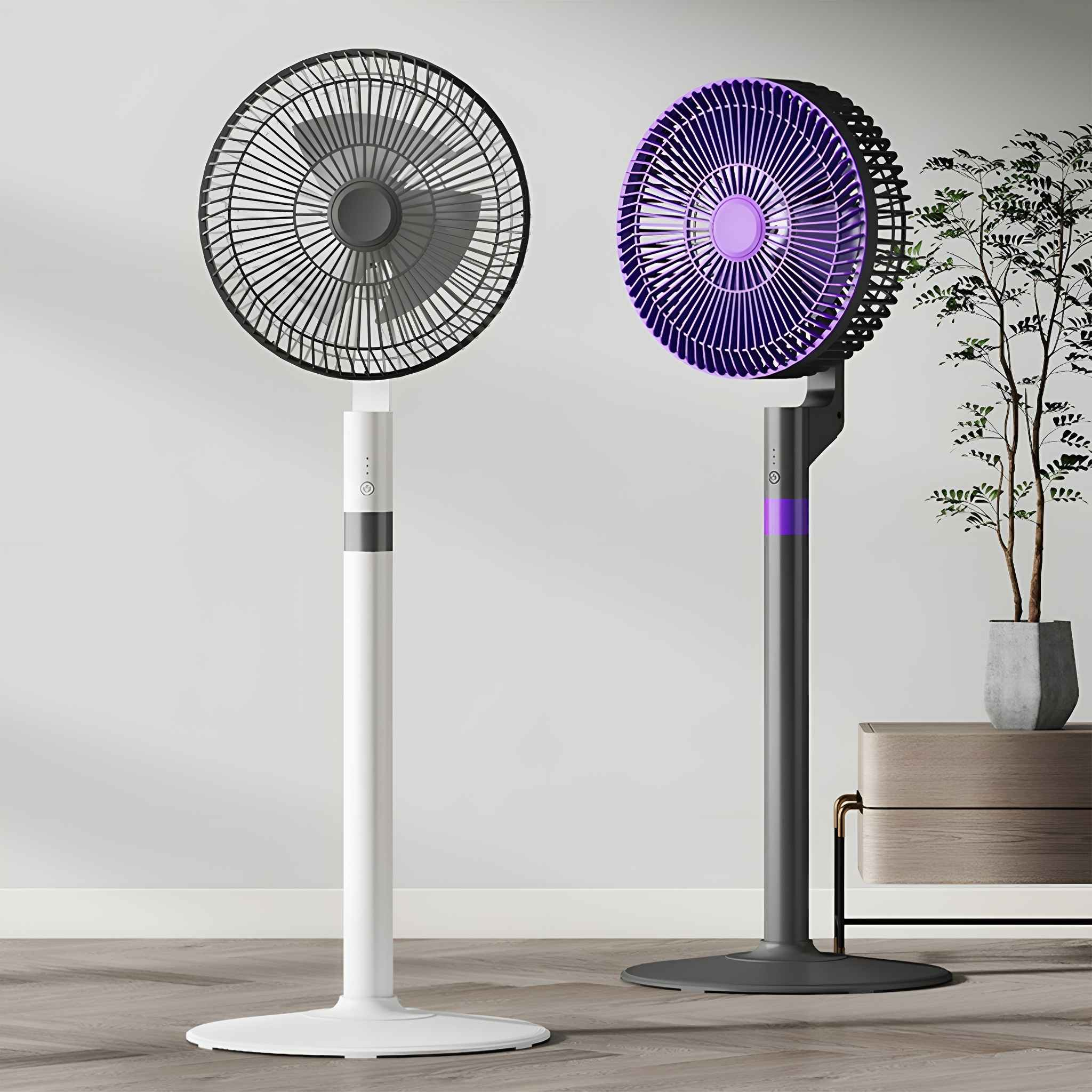 Zwei Standventilatoren, einer weiß und einer schwarz/lila, stehen in einer inszenierten Raumsituation.