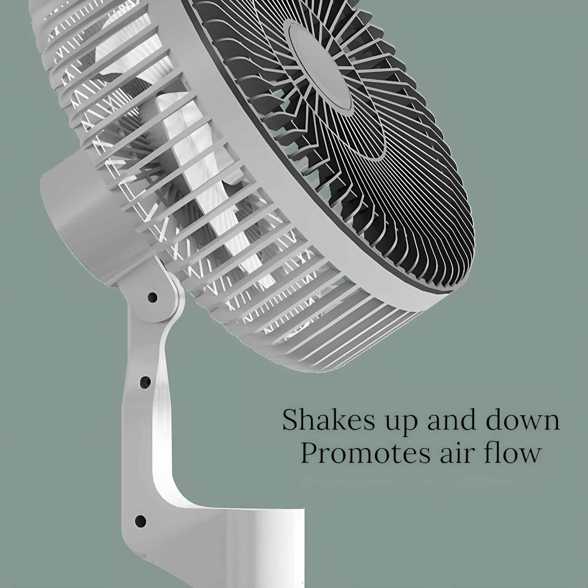 Nahaufnahme eines weißen Ventilators, der nach oben geneigt ist und sein Gitter und den verstellbaren Ständer vor einem grünen Hintergrund zeigt.