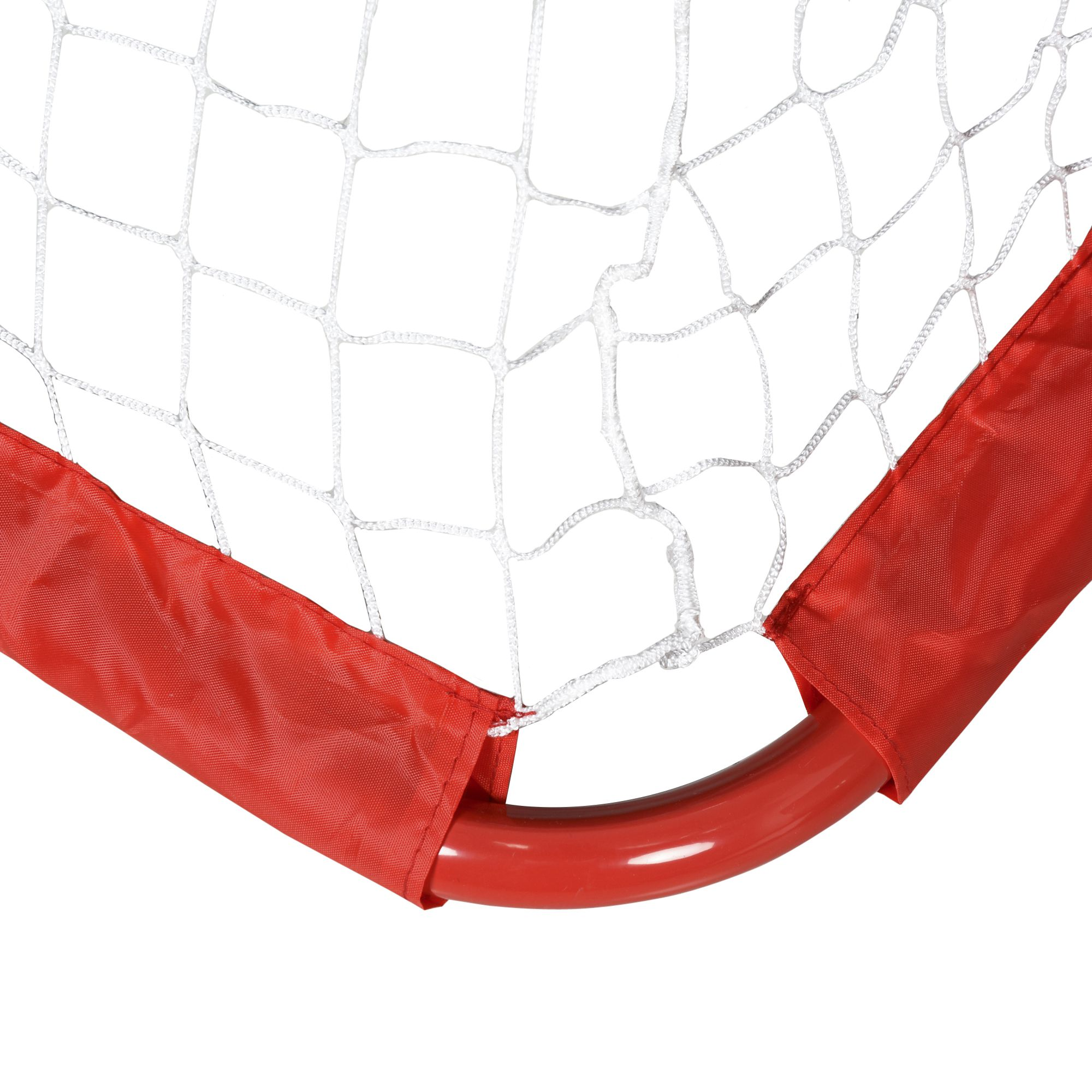 La imagen muestra un primer plano de una portería de fútbol con marco de metal rojo y una red blanca adjunta.