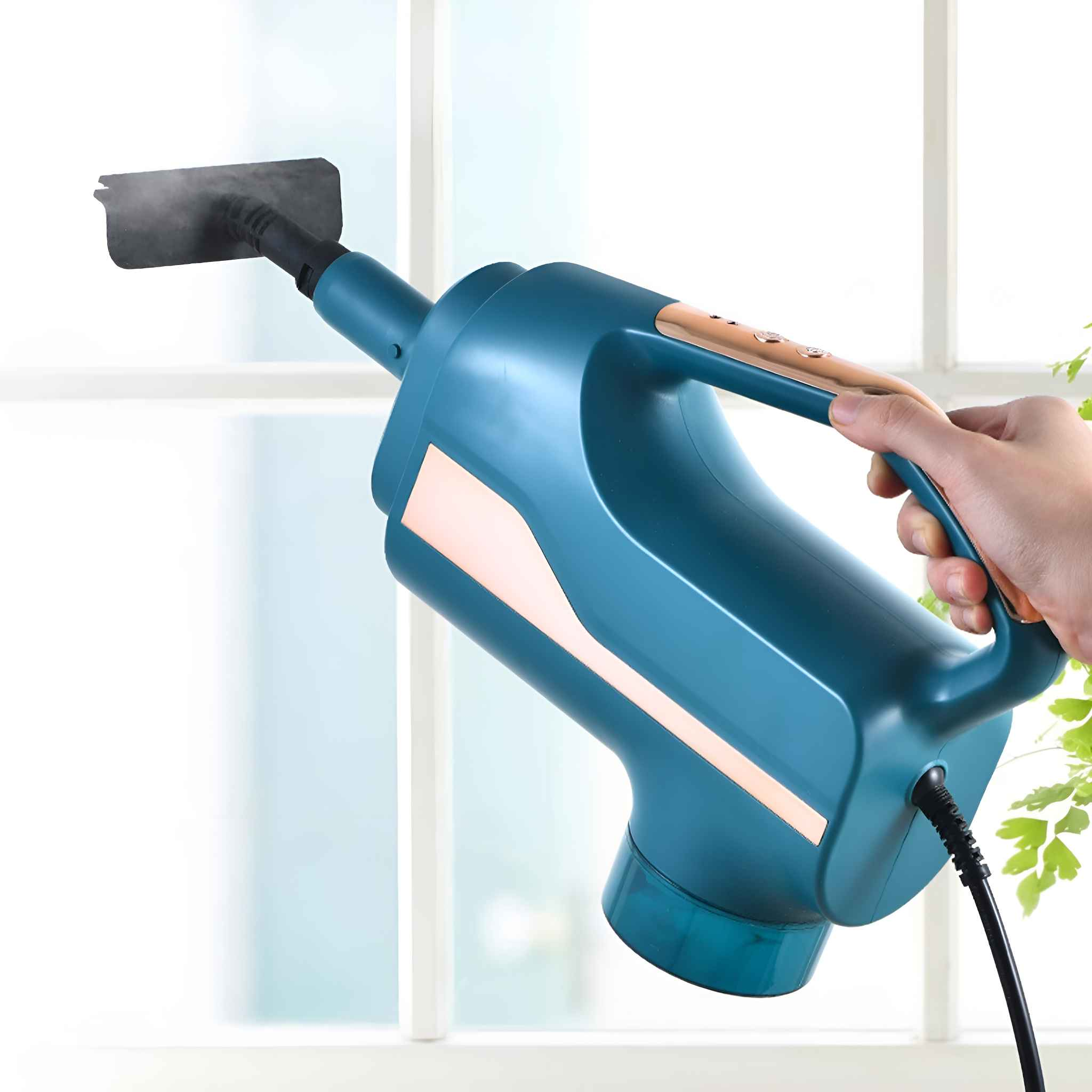 Ein blauer Dampfreiniger reinigt ein Fenster. Eine Hand hält den Griff. Ein Fenster und eine grüne Pflanze sind sichtbar.
