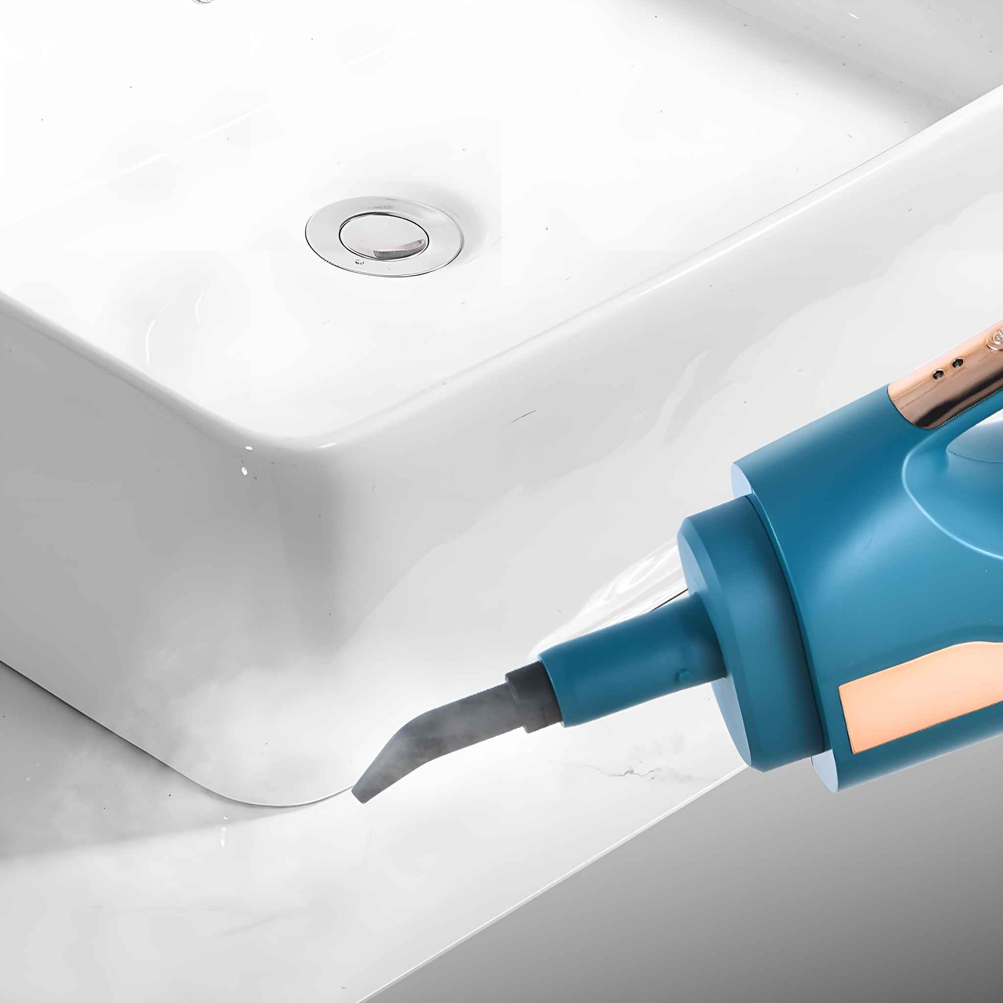 Ein blauer Dampfreiniger reinigt ein weißes Waschbecken. Die Düse ist am Beckenrand, Dampf sichtbar.