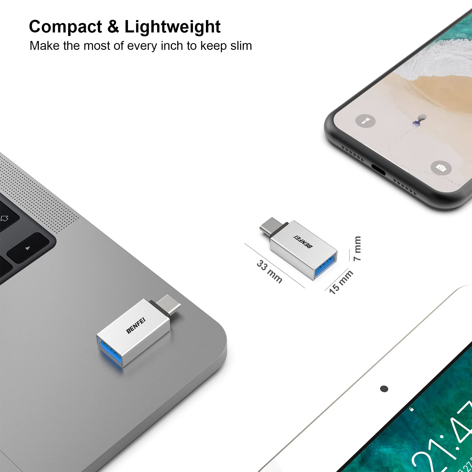 Ein silberner USB-C-Adapter neben einem Laptop, einem Telefon und einem Tablet. Abmessungen werden angezeigt.