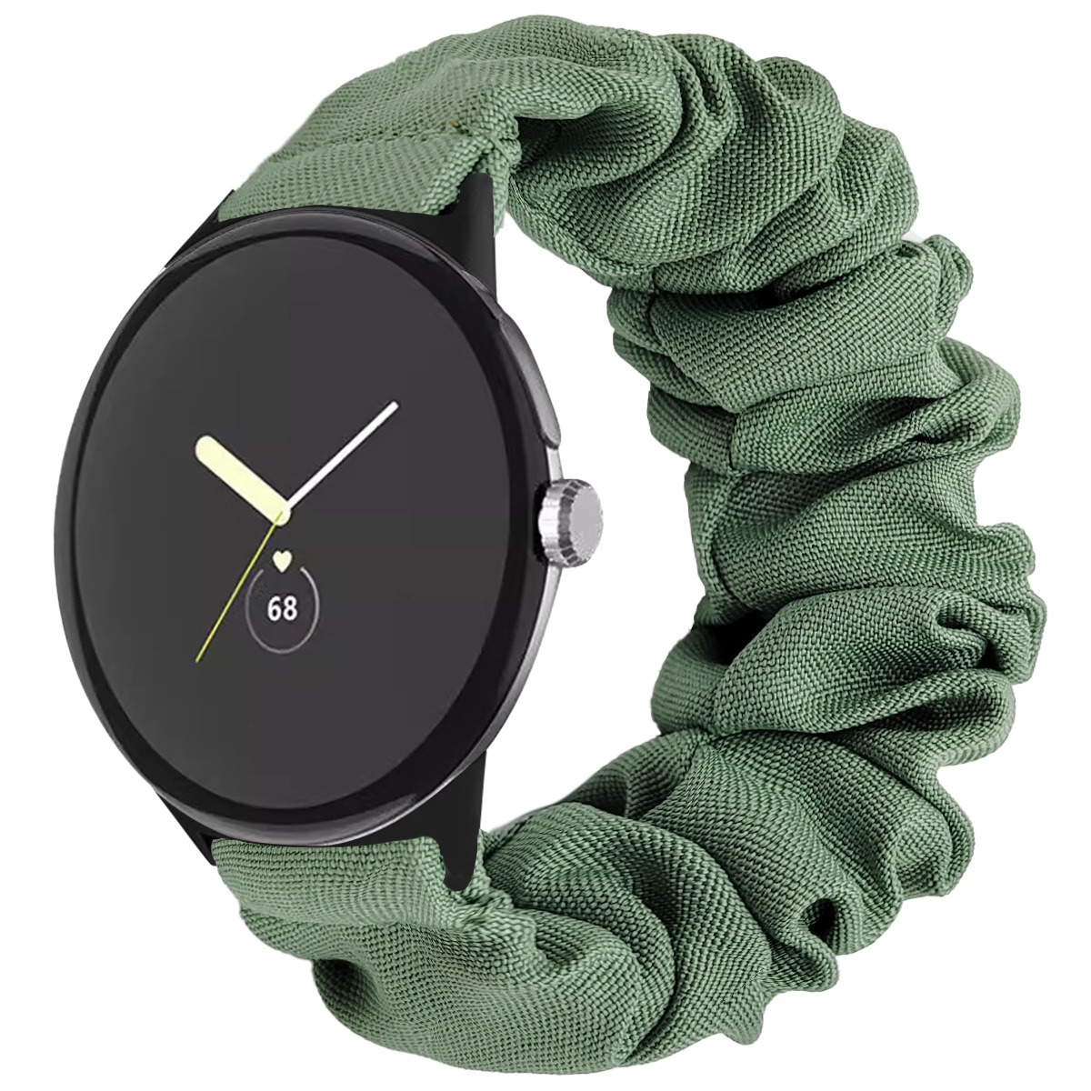 Uno smartwatch nero con un cinturino a scrunchie in tessuto verde su sfondo bianco.