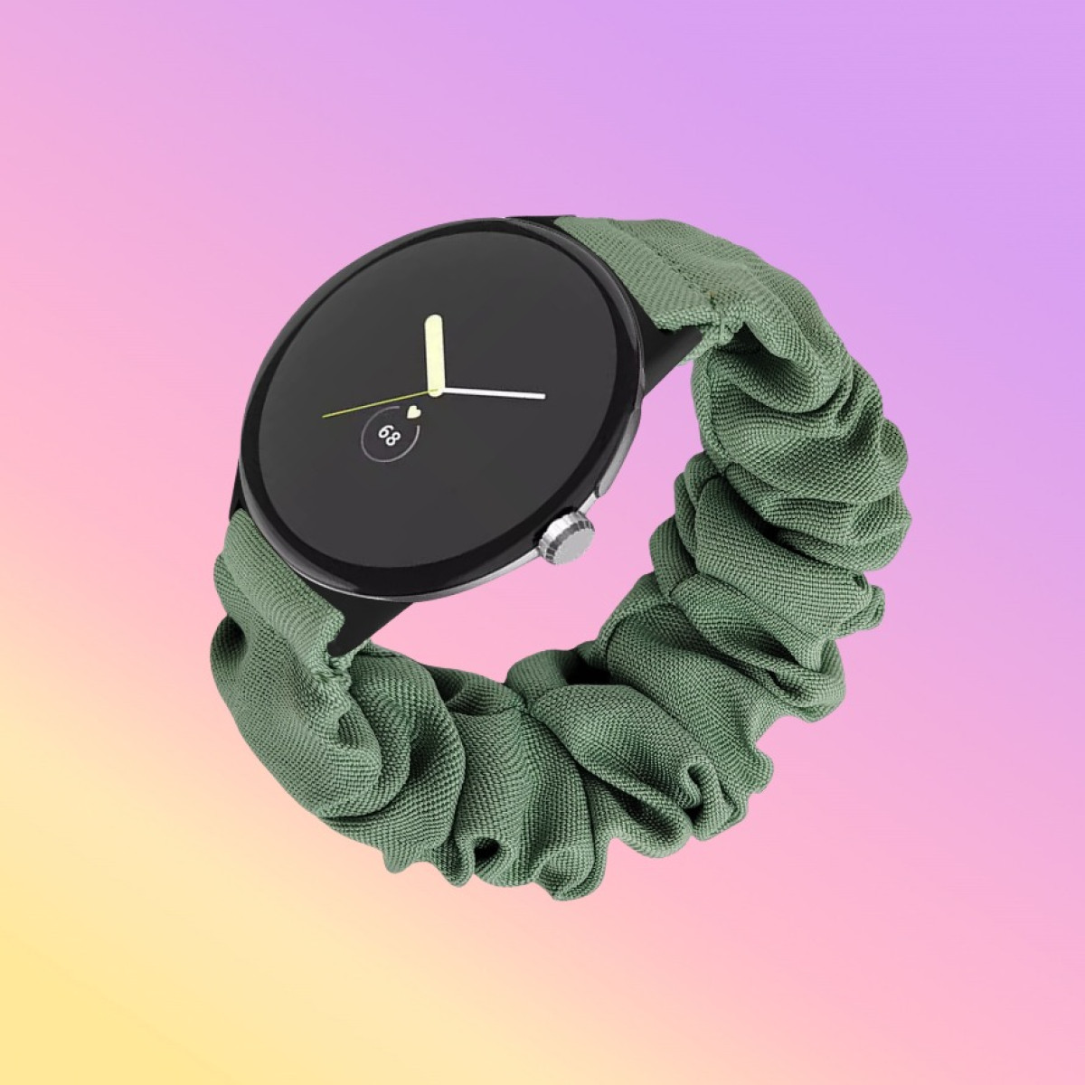 Uno smartwatch nero con un cinturino a scrunchie in tessuto verde su uno sfondo rosa e giallo.