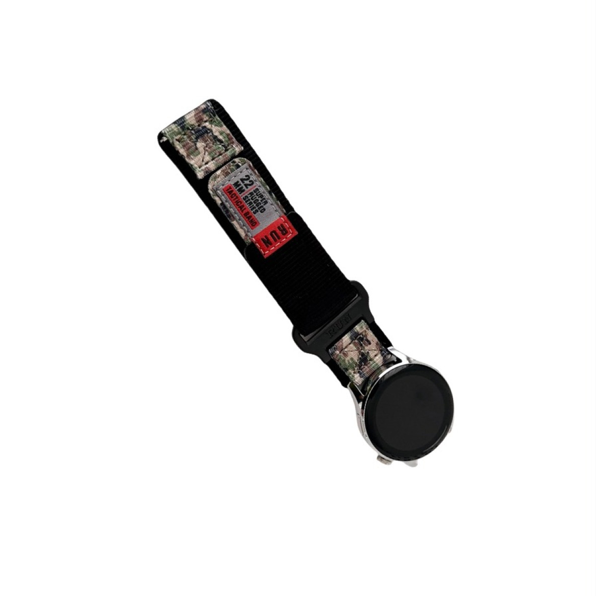 Smartwatch con schermo nero e cassa argentata, fissato a un cinturino nero e mimetico, isolato su bianco.