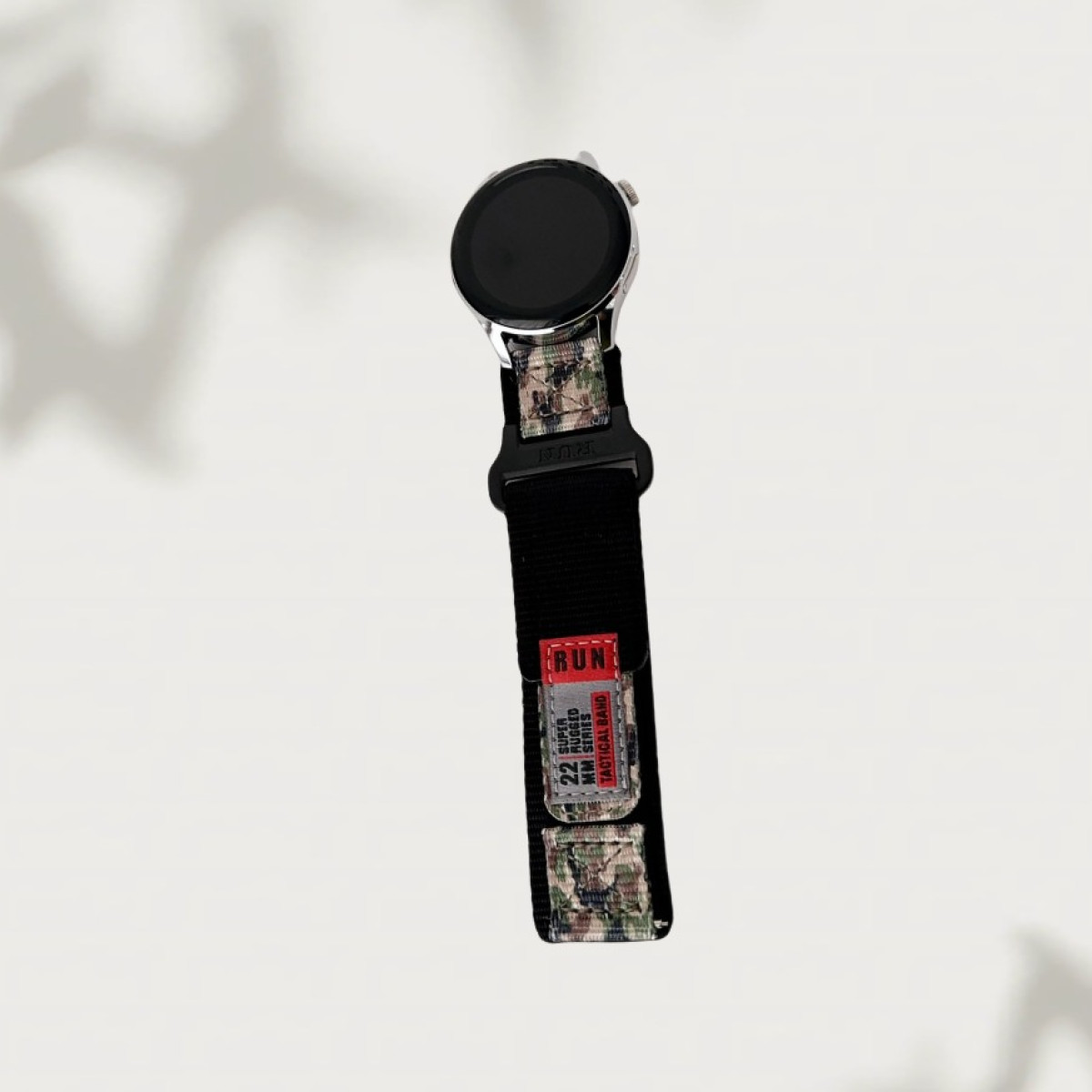 Smartwatch con cinturino tattico in nylon nero. Il cinturino ha inserti mimetici e un'etichetta rossa con la scritta 'RUN'.