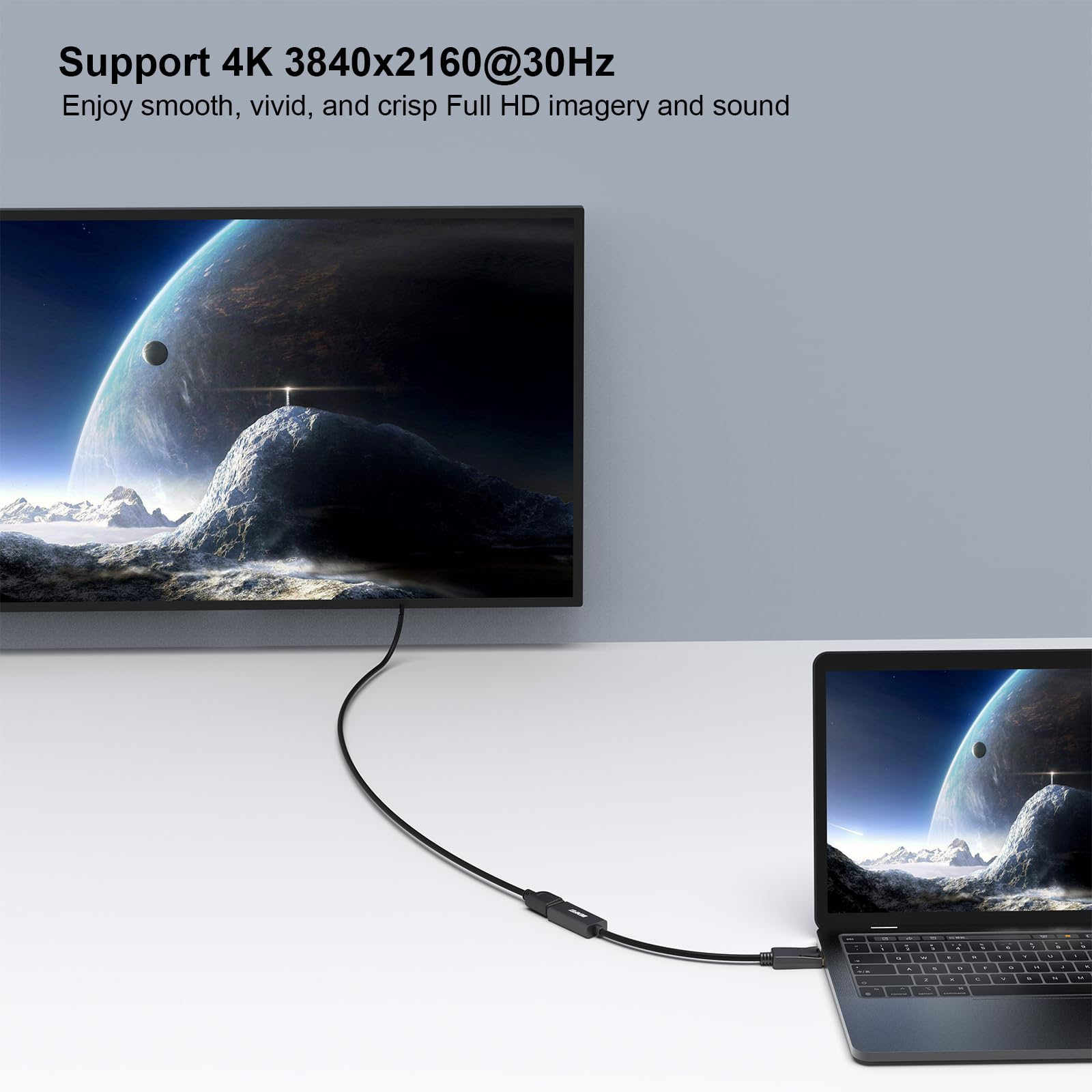 Laptop, der über ein Kabel mit einem Monitor verbunden ist und 4K-Bilder anzeigt, wobei die flüssige, lebendige und scharfe Full-HD-Grafik hervorgehoben wird.