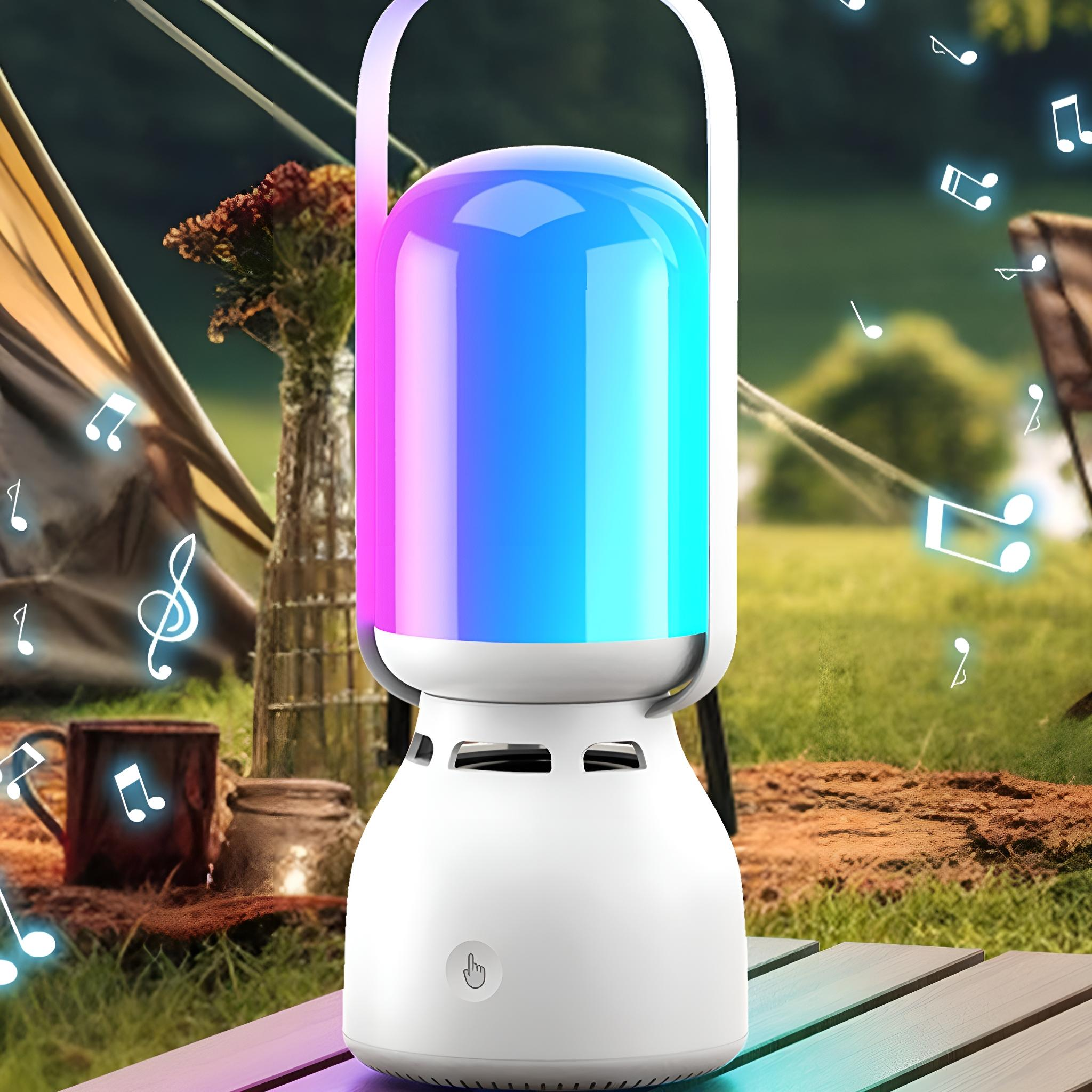 Eine weiße Lampe mit farbwechselnder Oberseite steht auf einem Holztisch, im Hintergrund Noten.
