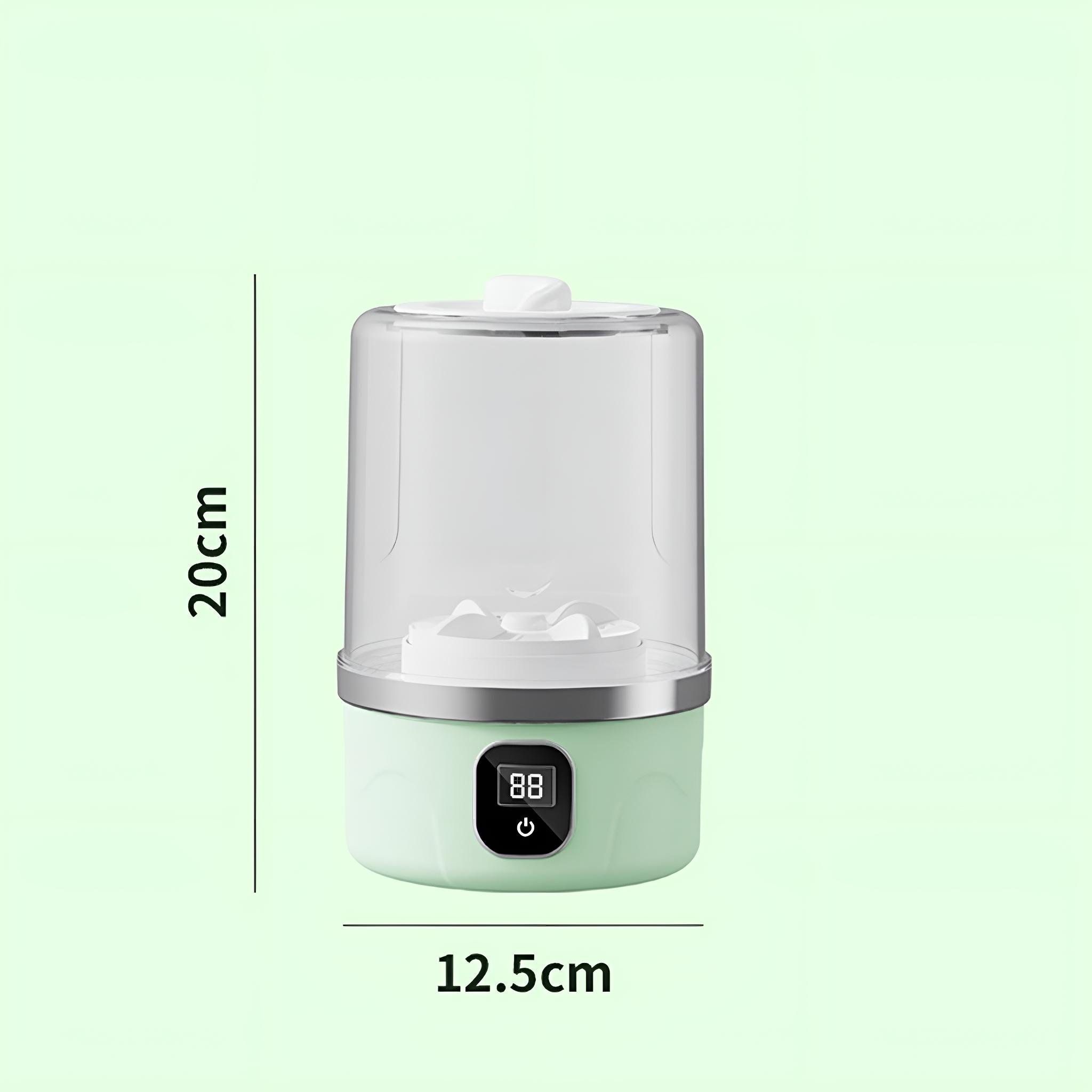 Kleine, grüne Mini-Waschmaschine mit beschrifteten Abmessungen. Die Höhe beträgt 20 cm und die Breite 12,5 cm.