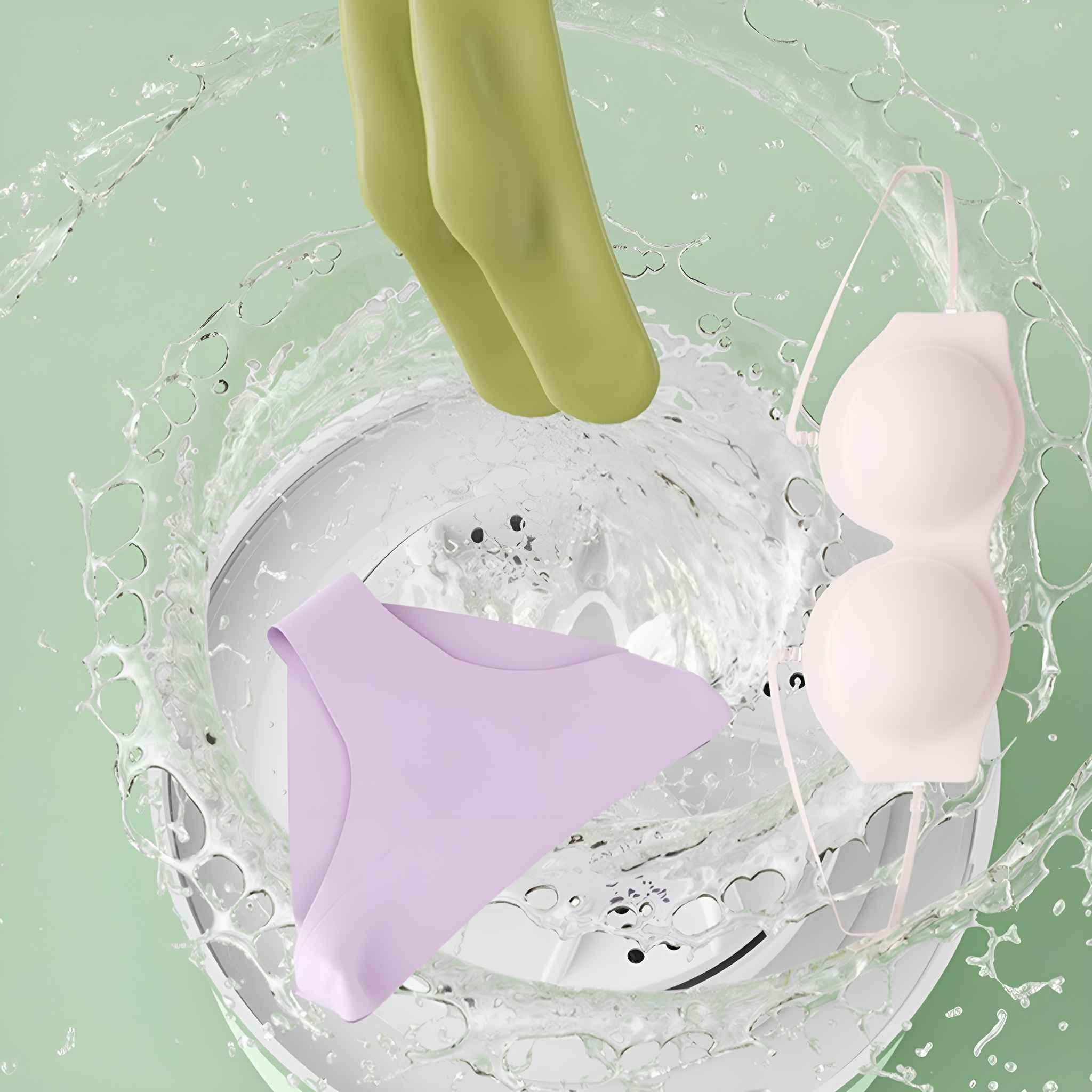 Draufsicht auf Kleidung im Wasser, einschließlich BH und Unterwäsche. Wasser spritzt um sie herum.