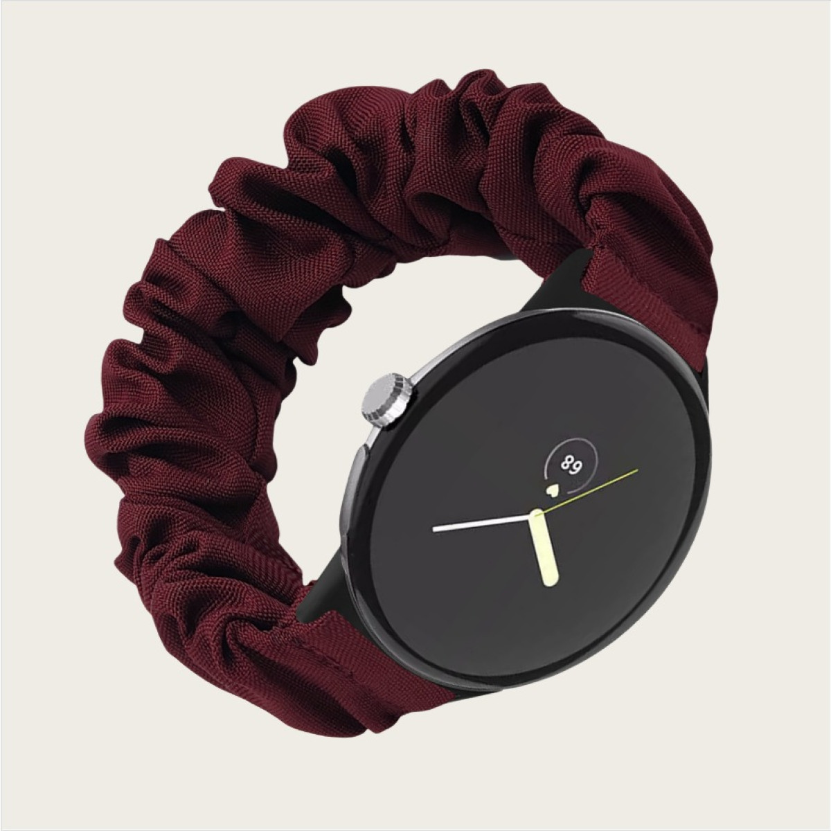 Uno smartwatch con cinturino scrunchie bordeaux mostra 89 sul suo quadrante.