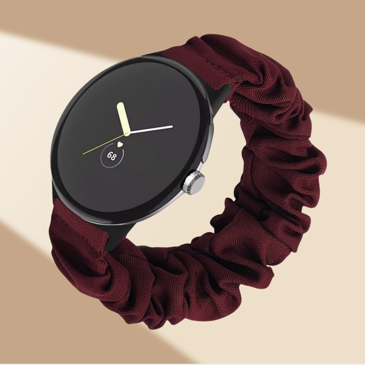 Uno smartwatch con cinturino scrunchie bordeaux mostra 68 sul suo quadrante.