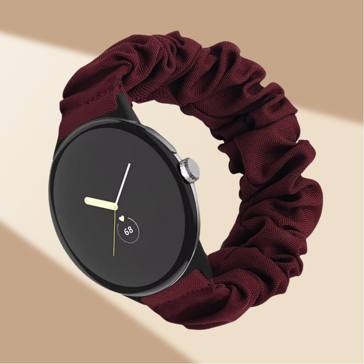 Uno smartwatch con cinturino scrunchie bordeaux mostra 68 sul suo quadrante.