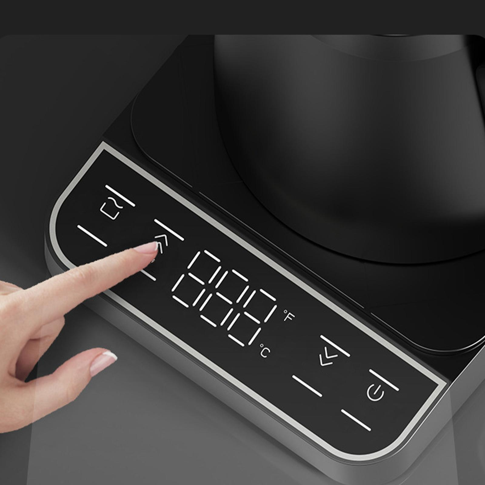 Eine Hand berührt ein digitales Display, das '888' auf einer schwarzen Kesselbasis anzeigt und die Temperatur angibt.