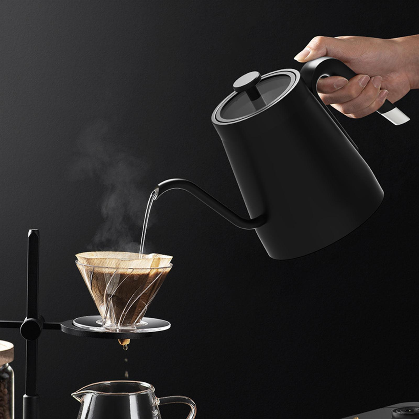 Ein schwarzer Schwanenhalskessel gießt Wasser in einen gläsernen Pour-Over-Kaffeezubereiter, wobei Dampf vor einem schwarzen Hintergrund aufsteigt.