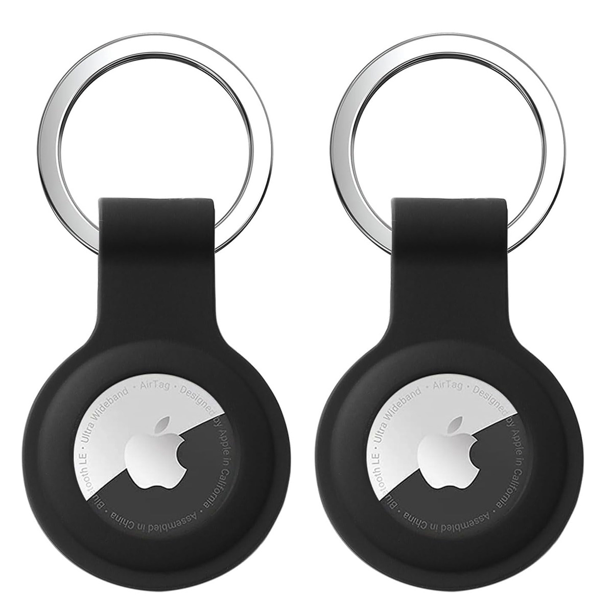 Zwei schwarze Apple AirTags hängen an silbernen Schlüsselringen vor einem weißen Hintergrund.