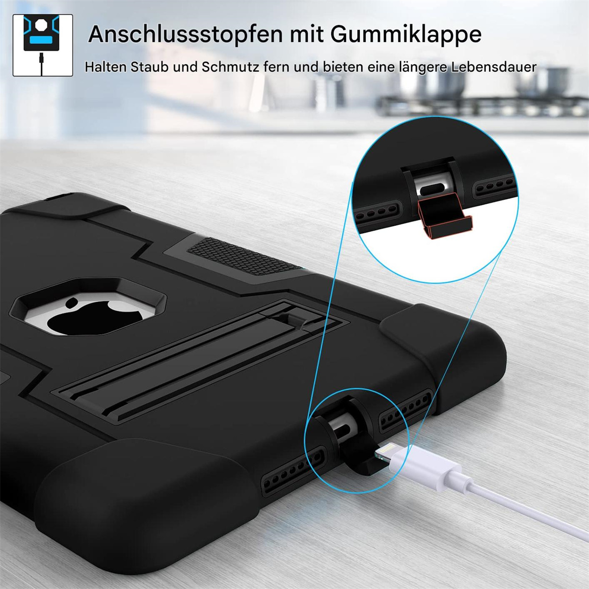 Nahaufnahme einer schwarzen Tablet-Hülle, die den Ladeanschluss mit eingestecktem weißen Kabel auf einer hellen Holzoberfläche zeigt.