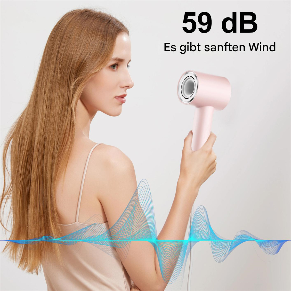 Frau, die einen rosa Haartrockner hält und den leisen Betrieb mit 59 dB demonstriert, wobei die Schallwellen blau dargestellt sind.