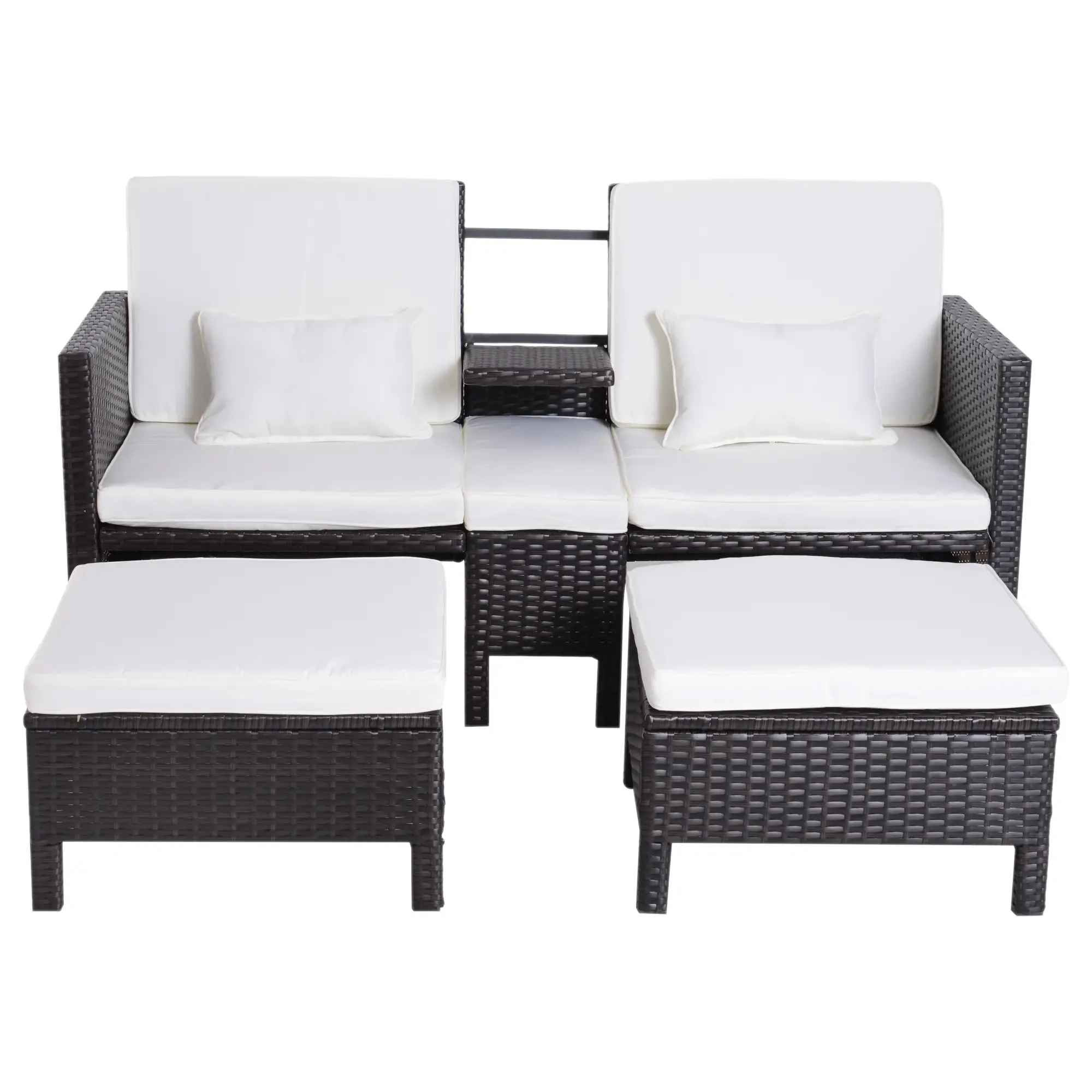 Outdoor-Gartenmöbel-Set aus Korbgeflecht mit weißen Kissen, einschließlich Sofas und Ottomanen, auf einer weißen Oberfläche angeordnet.