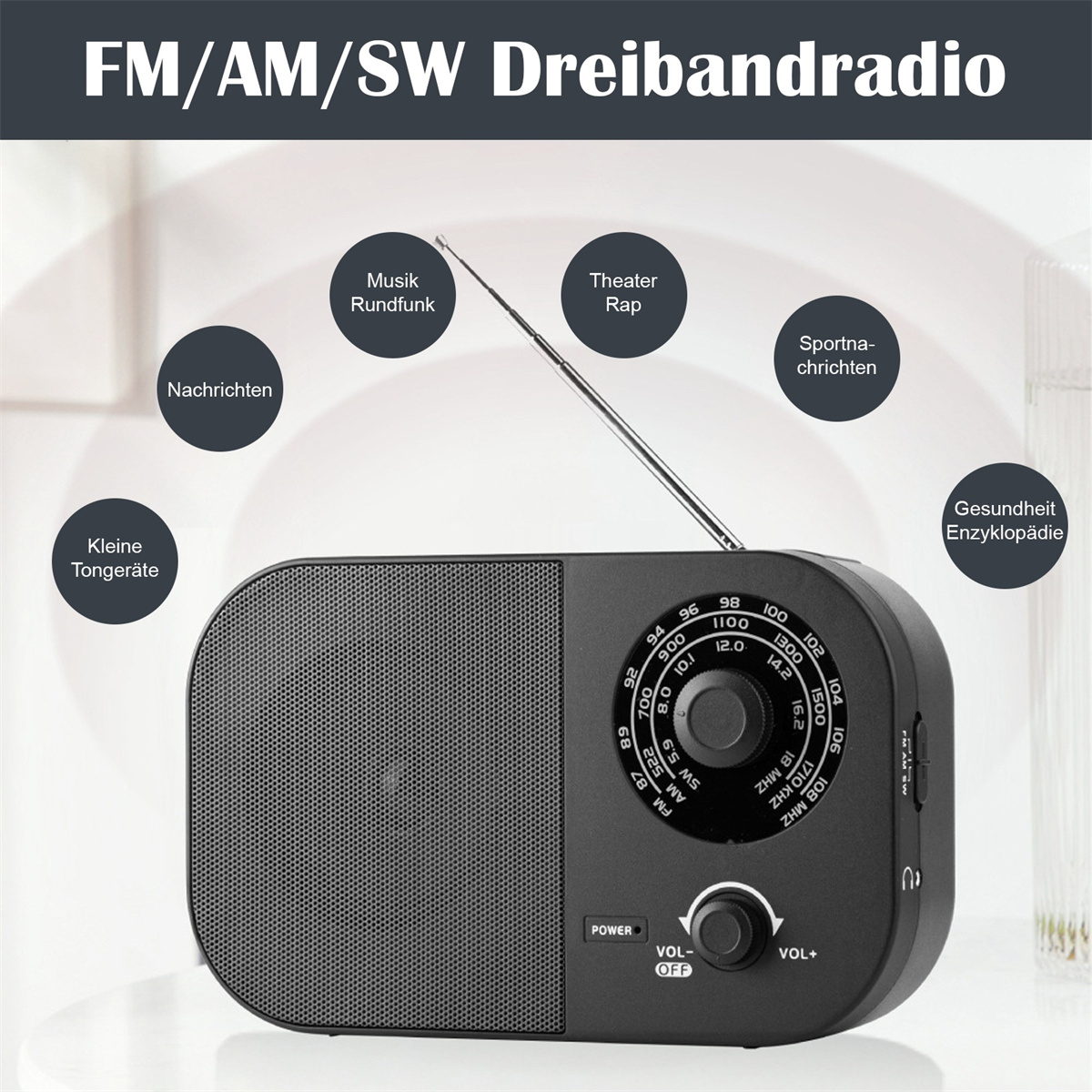 Schwarzes tragbares Radio mit ausgefahrener Antenne, das FM/AM/SW-Bänder und verschiedene Nutzungsetiketten zeigt.