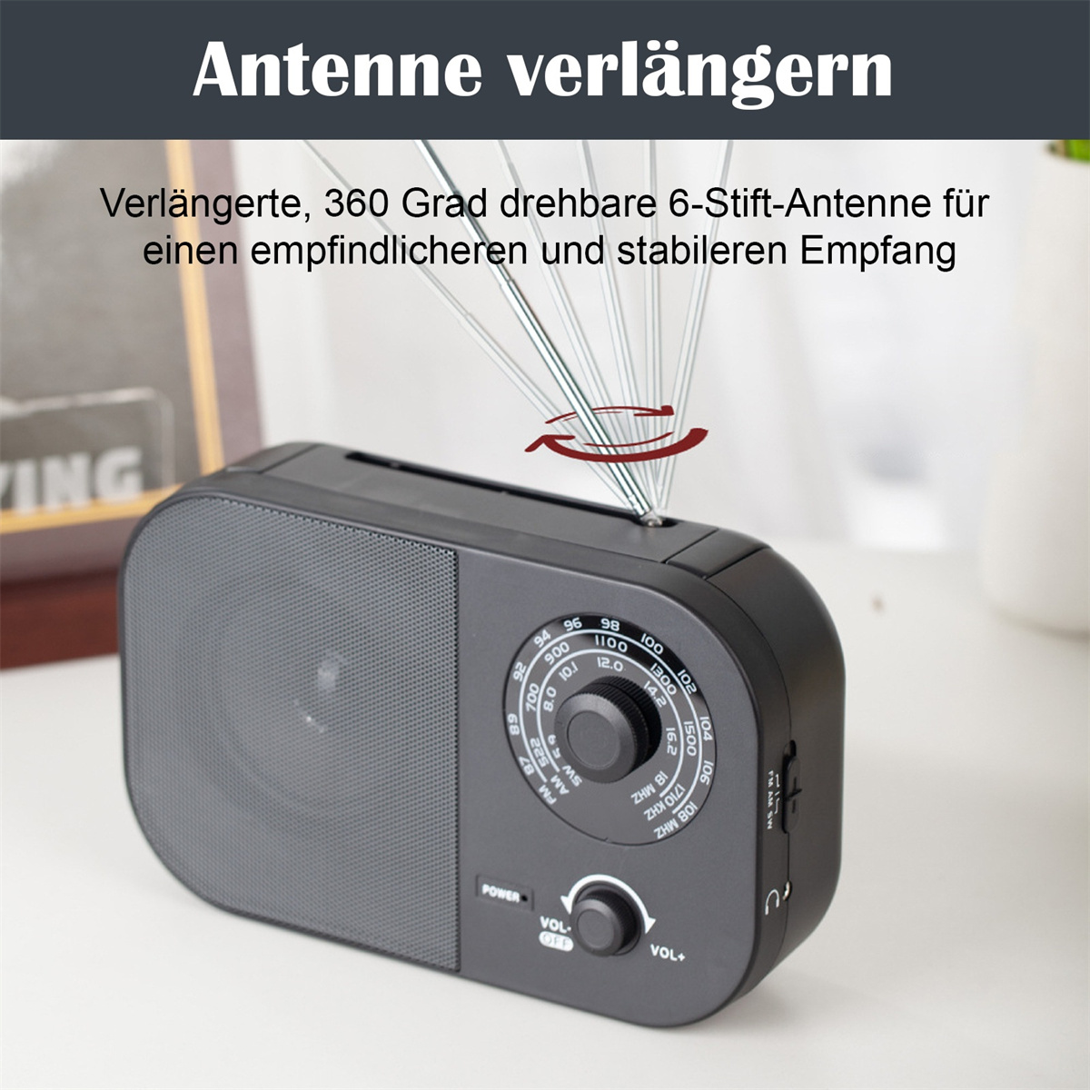 Ein schwarzes Radio mit ausgefahrener Antenne, das seine um 360 Grad drehbare Funktion für den Signalempfang demonstriert.