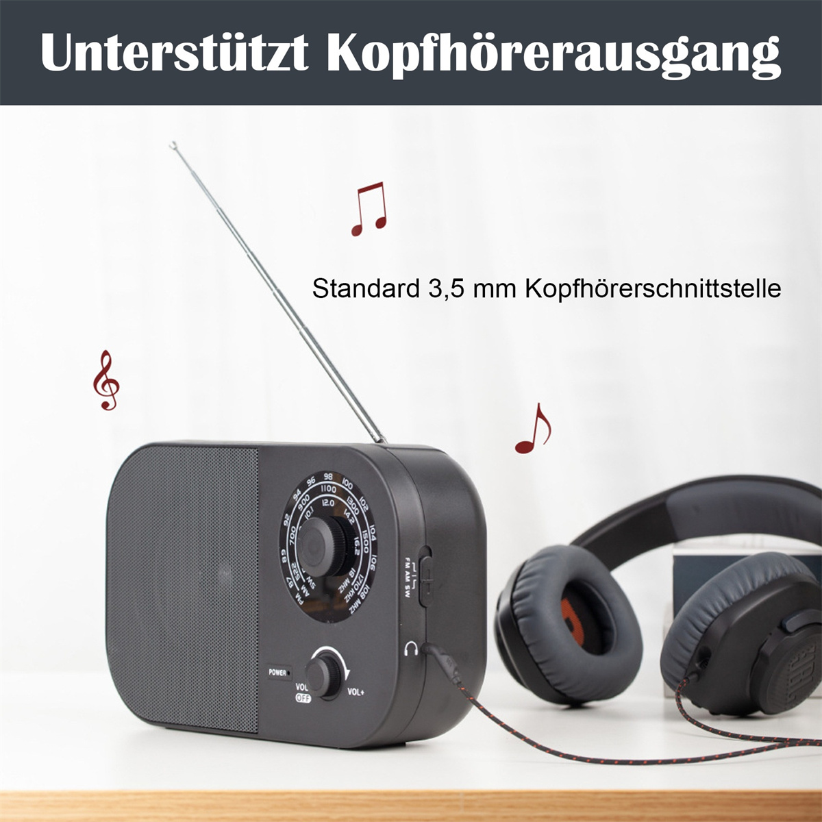 Ein schwarzes Radio mit ausgefahrener Antenne, neben Kopfhörern, die an die 3,5-mm-Buchse angeschlossen sind.