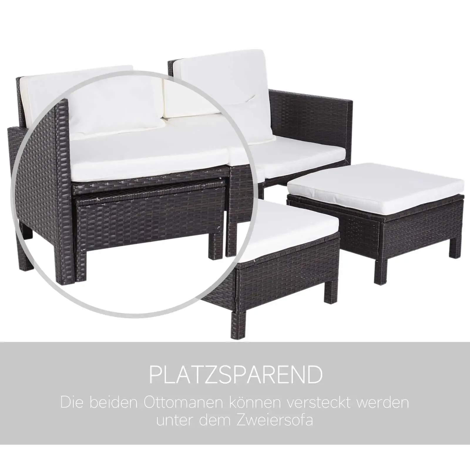 Ein braunes Outdoor-Set aus Korbgeflecht mit Zweisitzer-Sofa, zwei Ottomanen und einem kleinen Tisch.