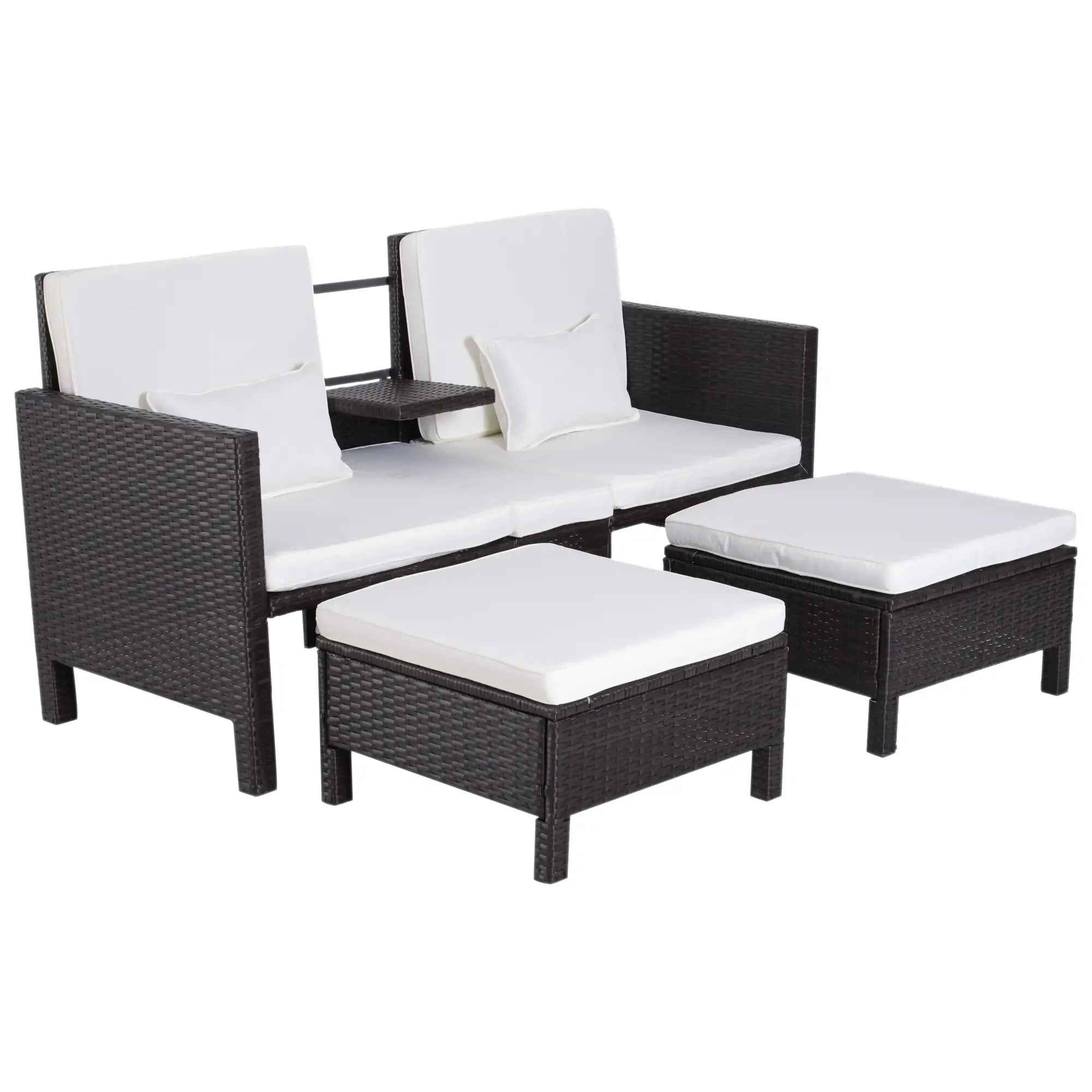 Ein Outdoor-Set aus braunem Korbgeflecht mit Sofa, zwei Ottomanen und einem Beistelltisch, alle mit weißen Kissen.