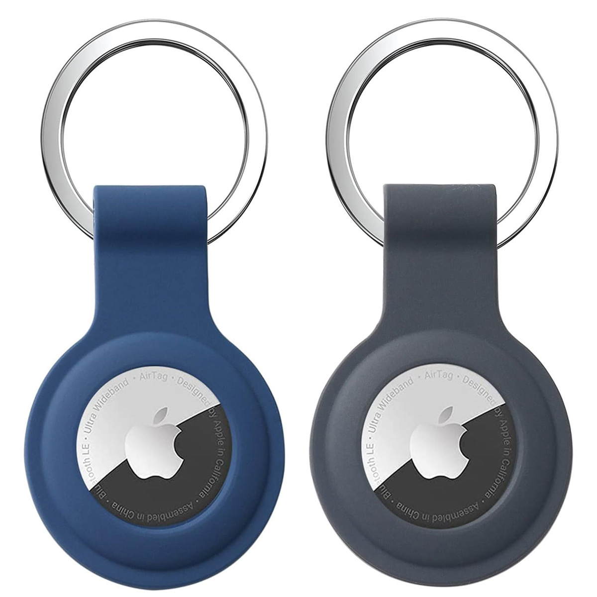 Zwei Apple AirTags, einer blau und einer grau, an silbernen Schlüsselringen vor einem weißen Hintergrund.