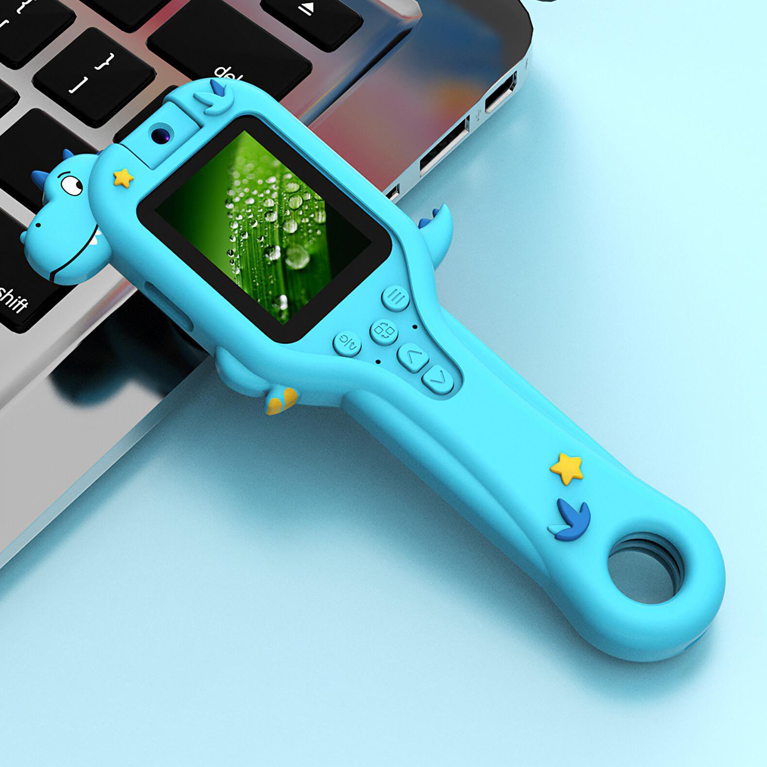 Eine blaue Spielzeugkamera in Form eines Dinosauriers, die ein grünes Bild auf dem Bildschirm vor einem Laptop-Hintergrund zeigt.