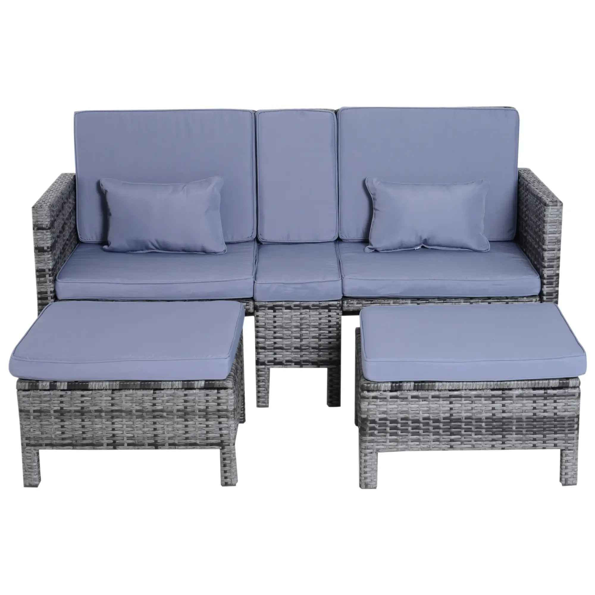 Ein Terrassenset mit einem Dreisitzer-Sofa und zwei Ottomanen, alle mit grauen, gewebten Rahmen und hellblauen Kissen.