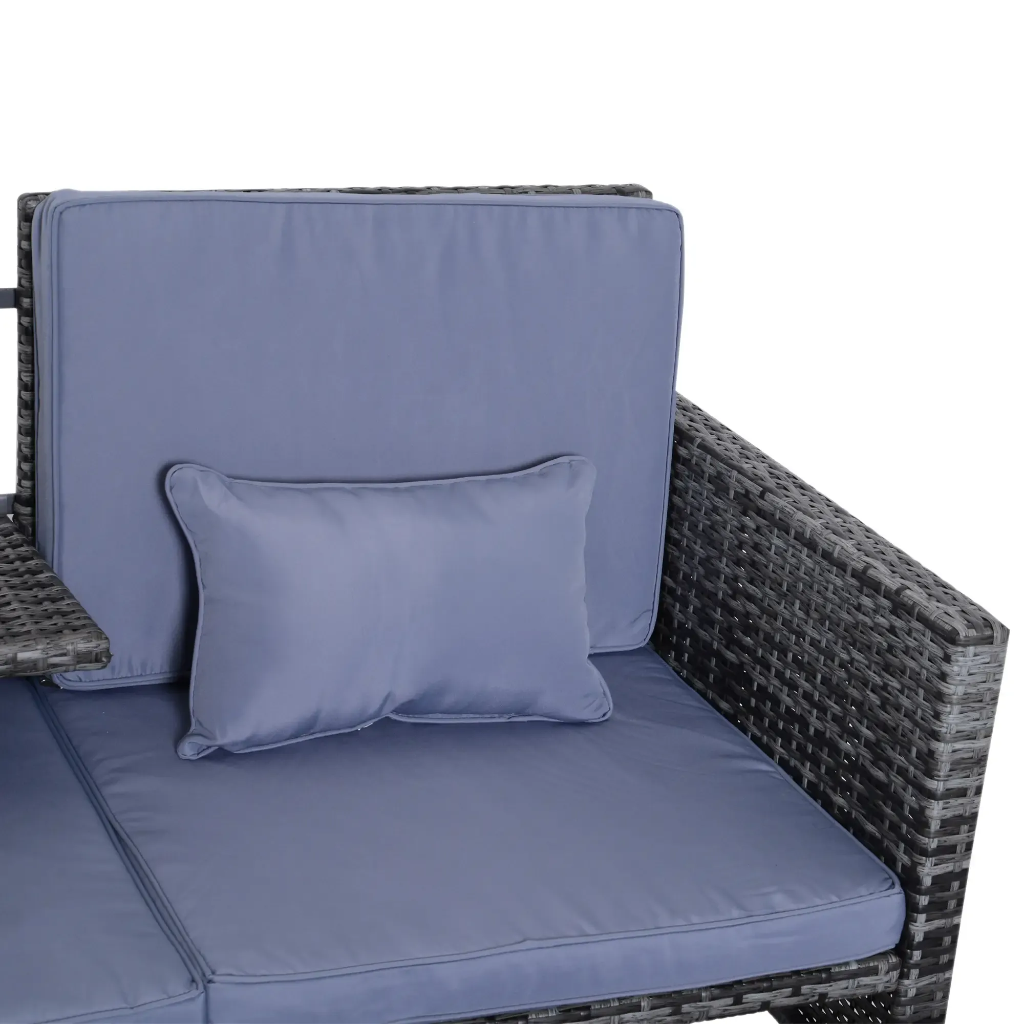 Nahaufnahme eines grauen, gewebten Outdoor-Sofas mit einem hellblauen Kissen und Kissen, das seine Textur und sein Design zeigt.