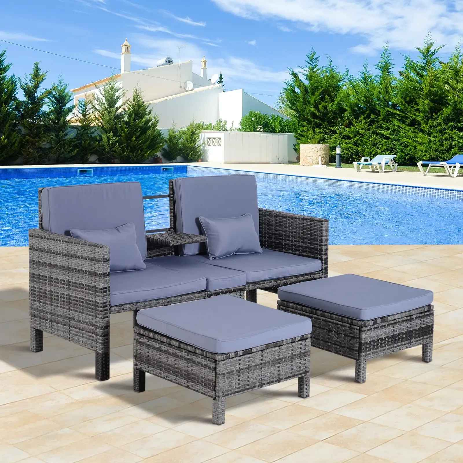 Terrassen-Set mit grauen Rattanmöbeln, hellblauen Kissen und einem Pool, das eine entspannende Szene schafft.