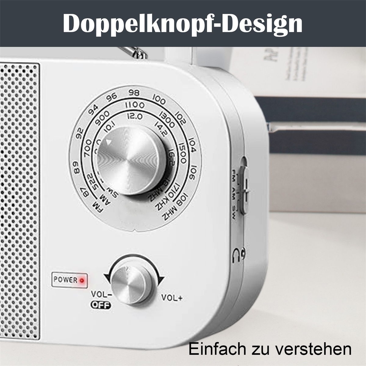 Das Bild zeigt eine Nahaufnahme eines weißen Radios, das sein Doppelknopfdesign hervorhebt und die einfache Bedienbarkeit betont.