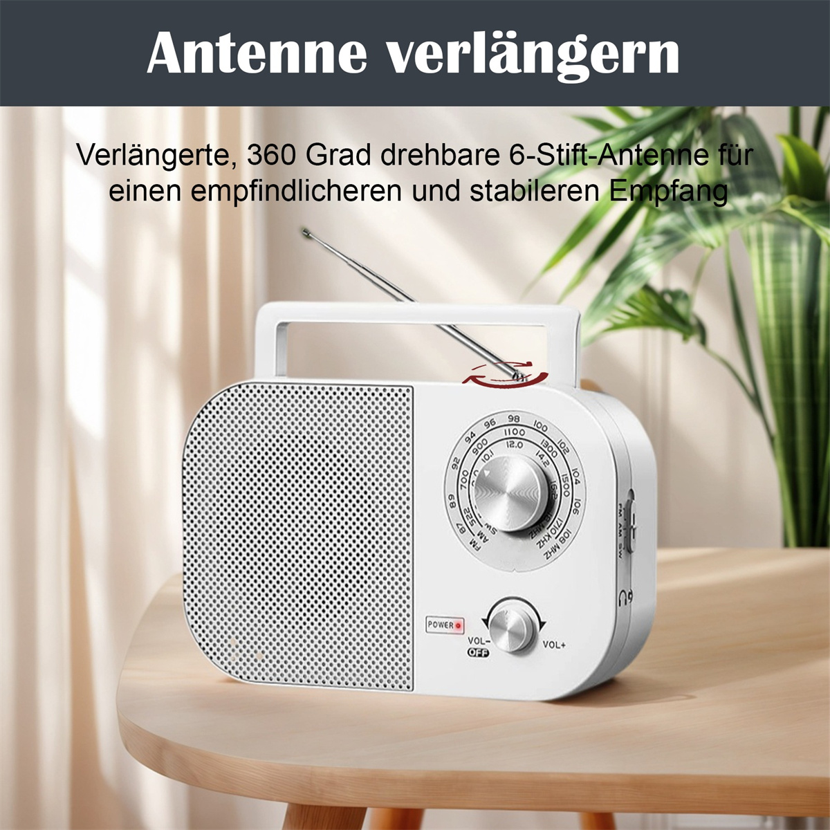 Das Bild zeigt ein weißes Radio mit einer ausgefahrenen Antenne, die um 360 Grad gedreht werden kann, um einen besseren Empfang zu erzielen.